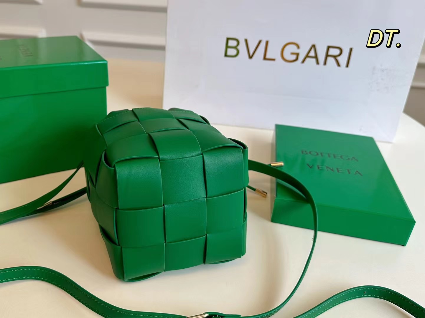 P140（配盒） Bottega Veneta BV新款手提包 💕 size:13&times;13 线条简洁，包身柔软 采用编织设计很有辨识度！！！ 配有肩带，🉑手提可单肩，百搭好看不过时~