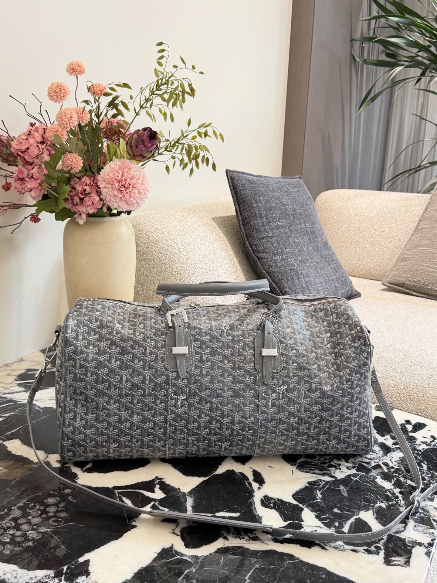 p310 顶级原单 全钢锁头 Goyard Boston 50灰色旅行袋 Goyard Boston 50灰色旅行袋，经典老花帆布+低调简约又奢华十。50cm黄金尺寸，容量适中，短途旅行或健:身都很OK!双手柄设计，支持手提/斜挎，肩带可选帆布或皮革，背起来超方便~内部空间合理，衣物、电 子设备轻松收纳，实用又时髦，出行必备!