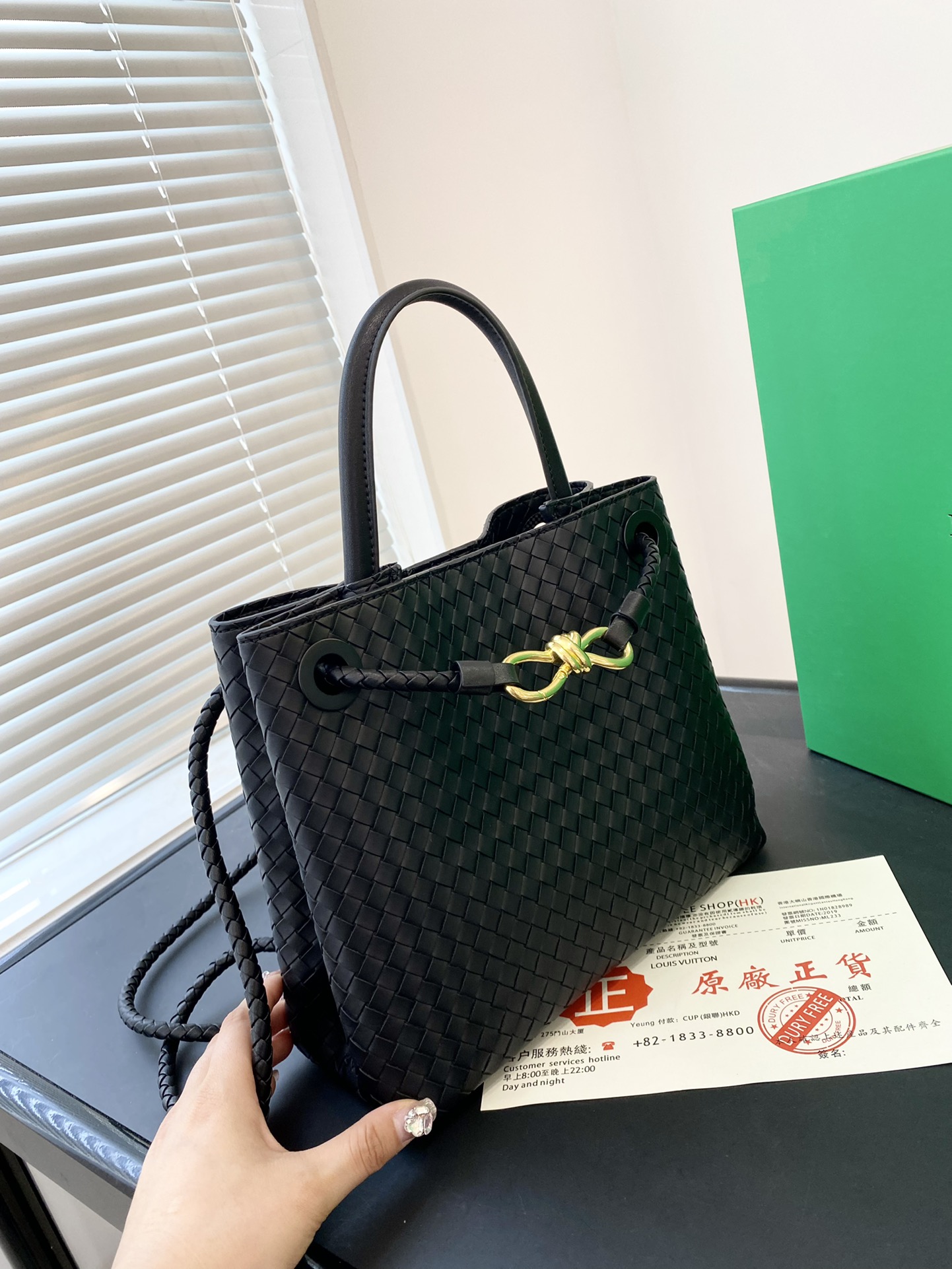 🅿️💰150-💰145配礼盒包装🎁 ✅🔜 【尺寸】大32*24小25*22 BOTTEGA VENETA 23新品 ANDIAMO 手提包 适合春夏秋冬的季节 Bv高级牛仔手提斜挎包 新款，简洁的线条 街头巷尾它的身影无处不在，也成为经典款IT bag之一 万众追，这款包一出就风靡全球 流行，如今粉丝群依然很强大，因为它实在太衬托气质了，包再多也要给自己留一个！9099