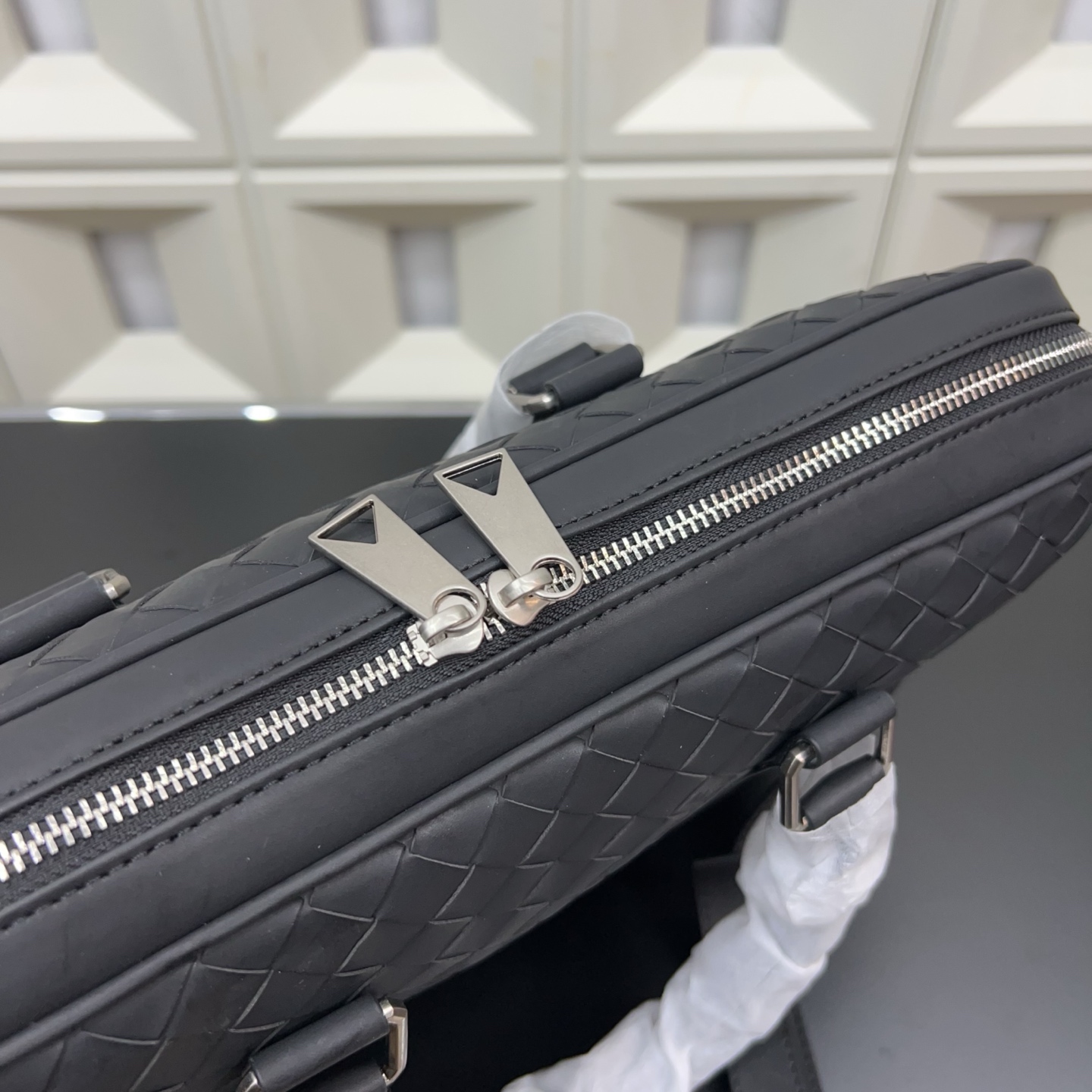 P160 Bottega Veneta 葆蝶家 商务休闲手工编织bv 男士公文包 手提斜挎包 经典百搭 实物拍摄 原厂原版面料 配送防尘袋 37 x 27cm