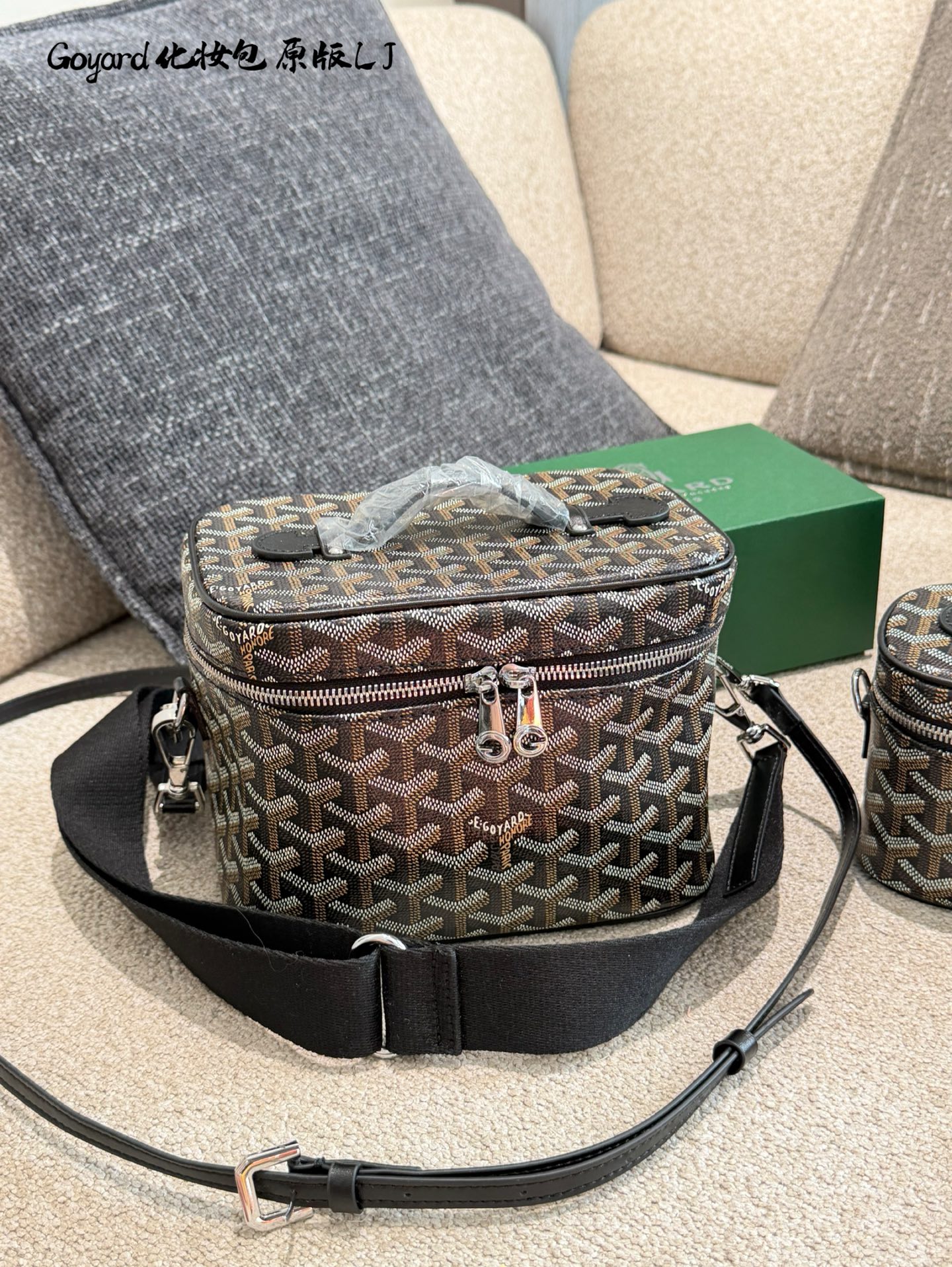 p165p170p195 Goyard这只Muse Nano，到手才发现&mdash;&mdash;这牌儿的&ldquo;小众感&rdquo;也太对胃口了！ 它家那绿花Y纹不是那种扎眼的花里胡哨，是越看越舒服的低调劲儿，走街上基本不会撞款，偶尔遇到懂行的人点头示意，那种&ldquo;懂的都懂&rdquo;的感觉，比背个大Logo显眼多了。而且它家不像别的牌子总搞营销，靠的是百多年做皮具的老手艺，咱不懂啥工艺术语，但摸着手感就不一样&mdash;&mdash;帆布厚实不软塌，金属扣儿沉甸甸的却不笨重，连走线都齐得跟拿尺子量过似的，透着股&ldquo;不咋吭声但特讲究&rdquo;的劲儿。10cm18cm20cm配盒子 最难得的是不挑人，用它装化妆品，偶尔拎着出门塞个耳机、车钥匙，搭牛仔裤或休闲外套都不违和。不像有些奢品包，总觉得得穿得特正式才敢拎，这只就特&ldquo;生活化&rdquo;，贵气但不端着，高雅全在细节里藏着。
