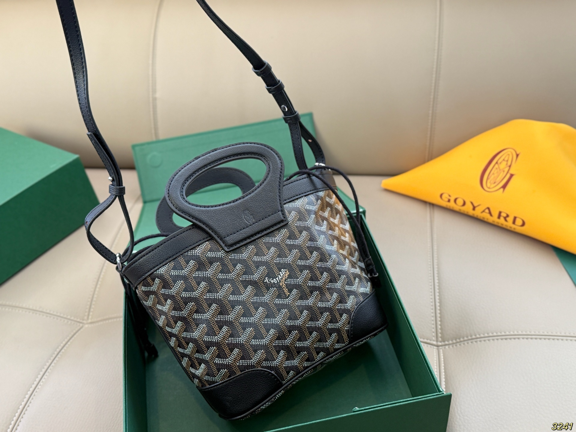 &yen;165折叠盒 Goyard戈雅 mini菜篮子 beluga 新款Mini beluga 圆环小水桶小菜篮子 半个手机的自重 超Q的外貌 不可小觑的容量 完美～ 尺寸19 16