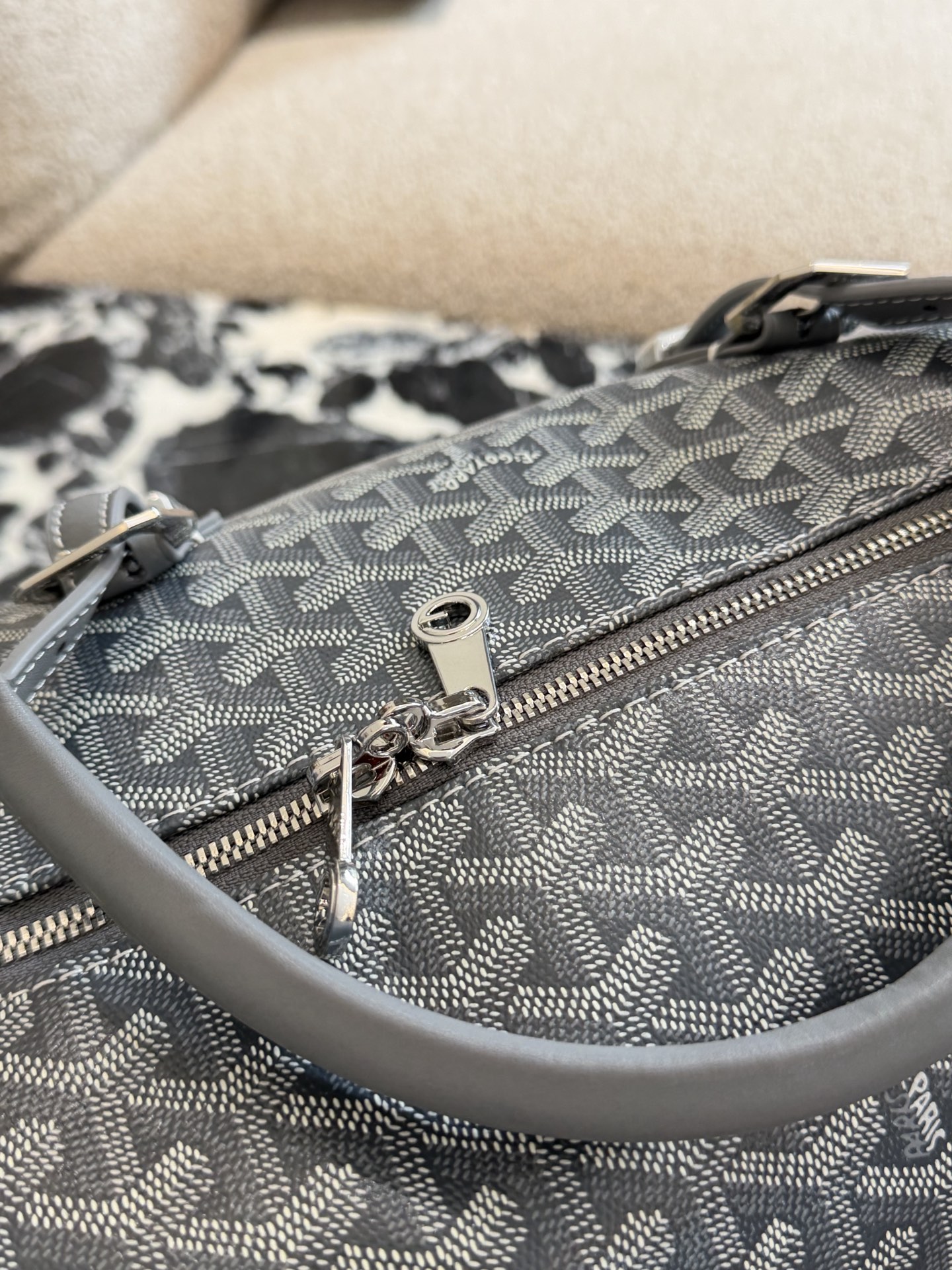 p310 顶级原单 全钢锁头 Goyard Boston 50灰色旅行袋 Goyard Boston 50灰色旅行袋，经典老花帆布+低调简约又奢华十。50cm黄金尺寸，容量适中，短途旅行或健:身都很OK!双手柄设计，支持手提/斜挎，肩带可选帆布或皮革，背起来超方便~内部空间合理，衣物、电 子设备轻松收纳，实用又时髦，出行必备!