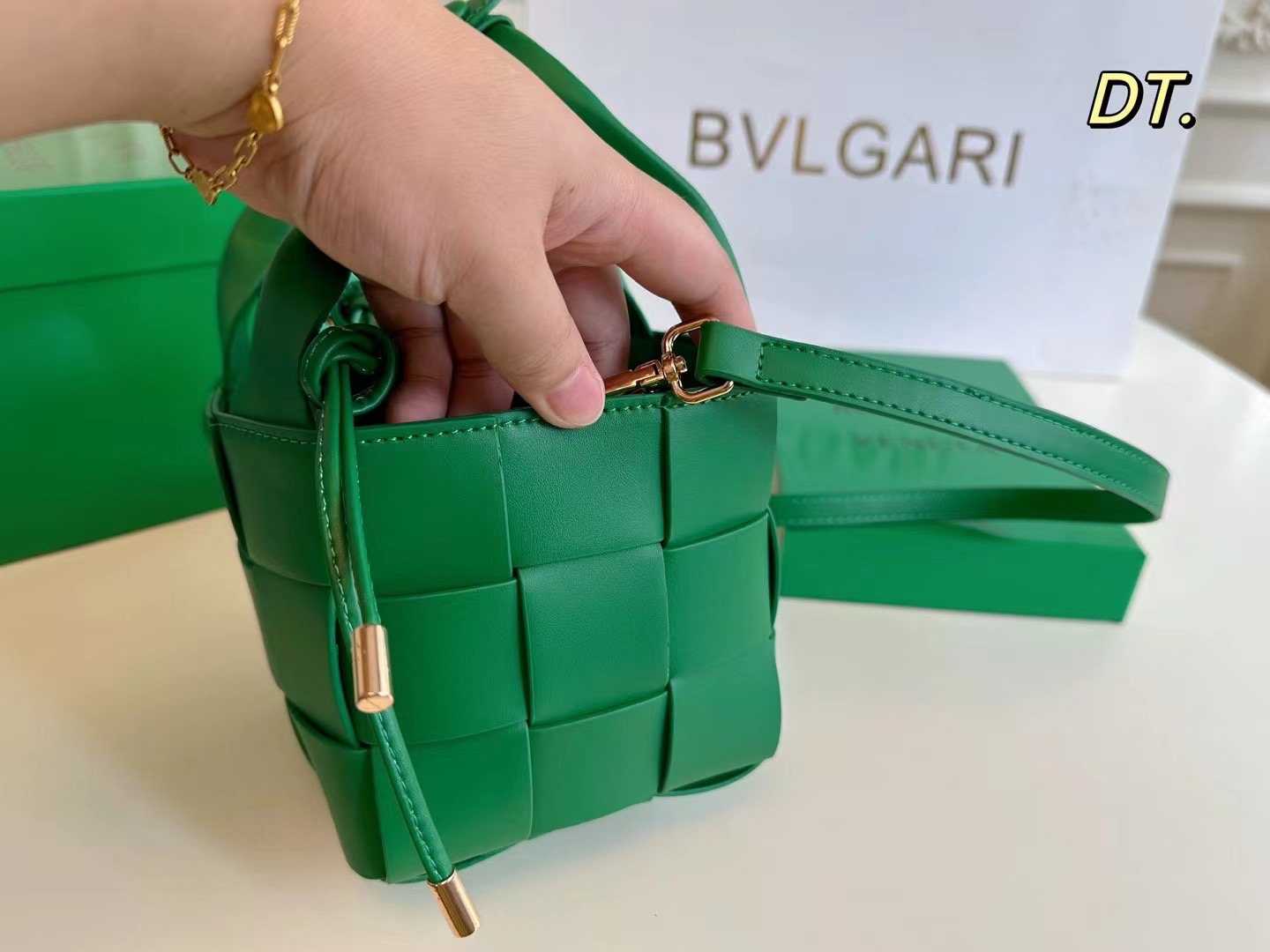 P140（配盒） Bottega Veneta BV新款手提包 💕 size:13&times;13 线条简洁，包身柔软 采用编织设计很有辨识度！！！ 配有肩带，🉑手提可单肩，百搭好看不过时~