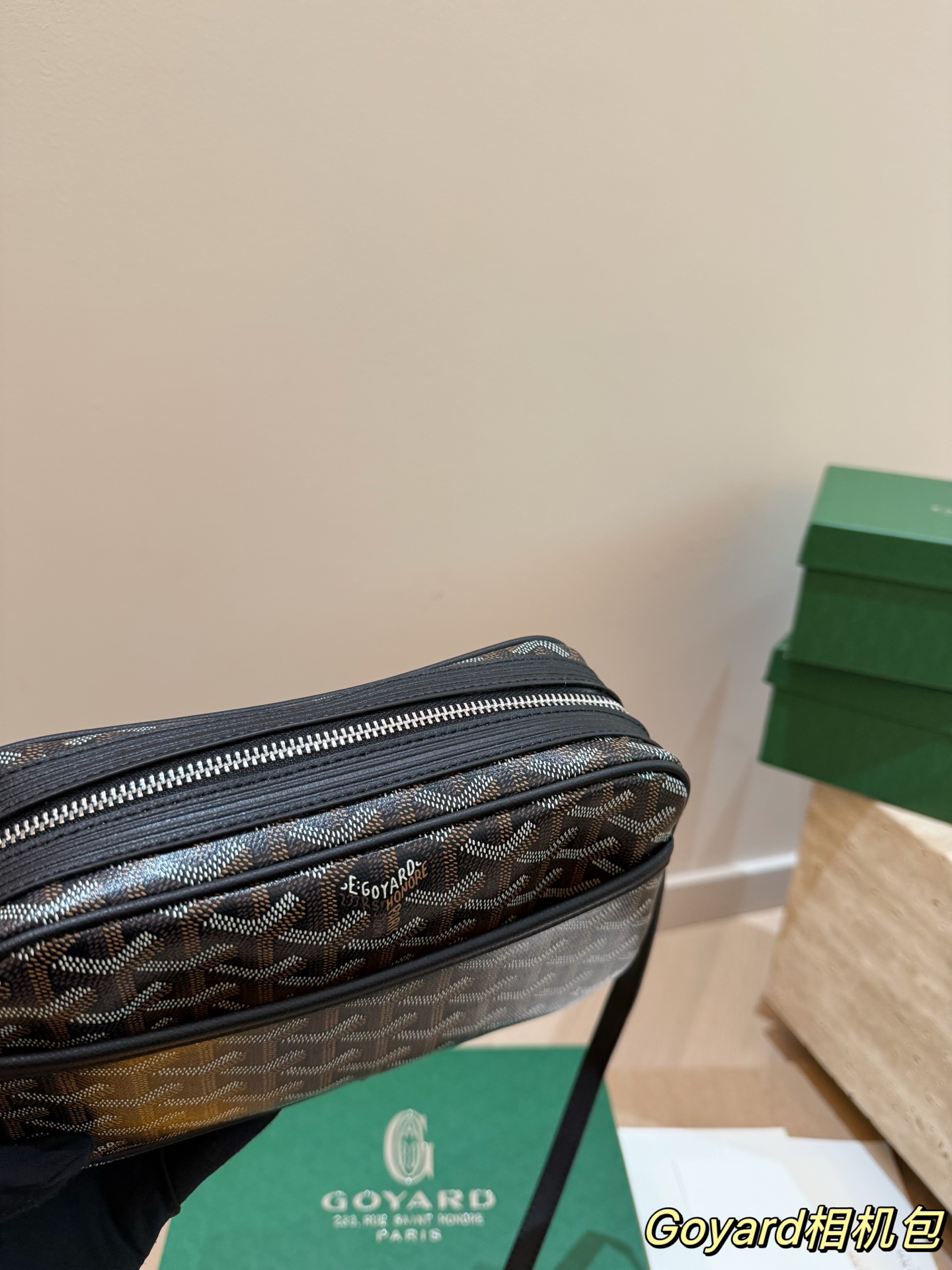 P150 size：24*14cm 戈雅 GOYARD 相机包 男生女生🉑️用！ 上身效果绝绝子~ 日常非常好搭配哦~ 男生女生都可以入手！