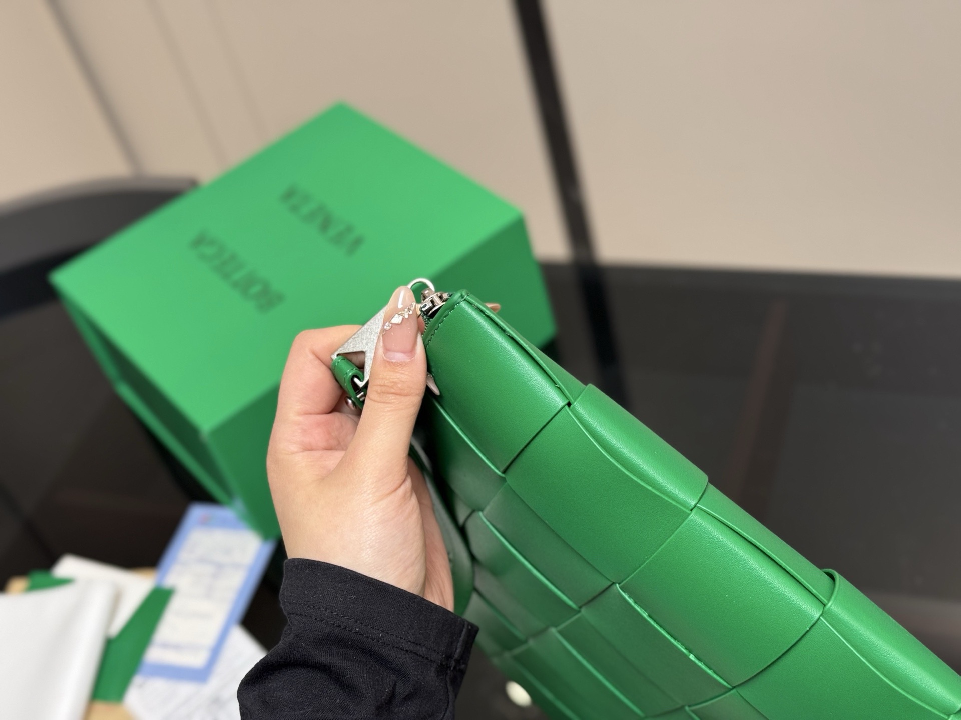 &yen;130 无盒 size：34*25cm Bottega Veneta cassette Bv I手拿包！ 海绵宝宝！ 细腻〰️光滑〰️ 最重要是整个包的蓬度， 每个方块必须做到圆润又饱满才算合格！