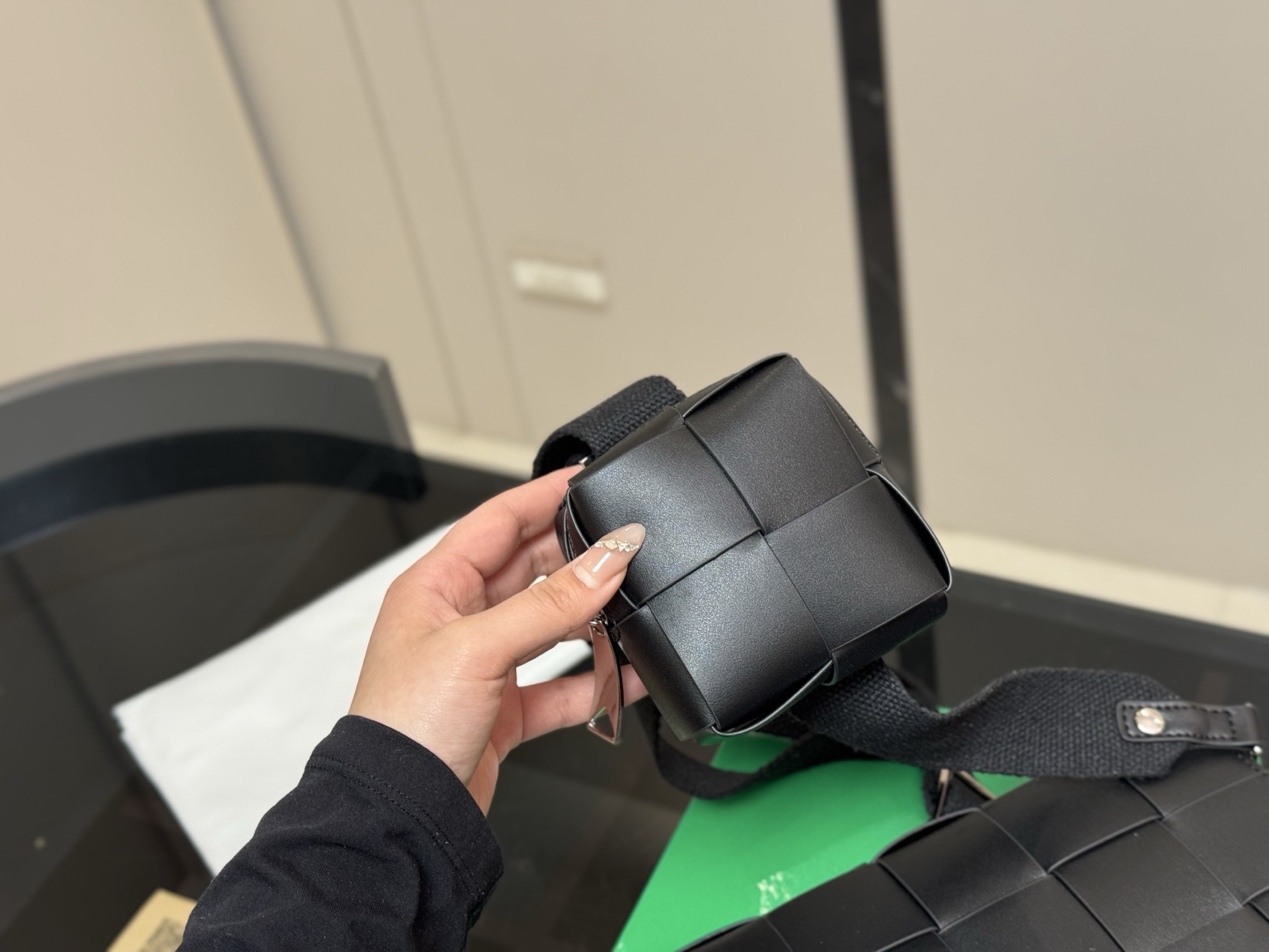 &yen;145 配盒 size：22*14cm Bottega Veneta cassette Bv I豆腐包！ 海绵宝宝！ 细腻〰️光滑〰️ 最重要是整个包的蓬度， 每个方块必须做到圆润又饱满才算合格！