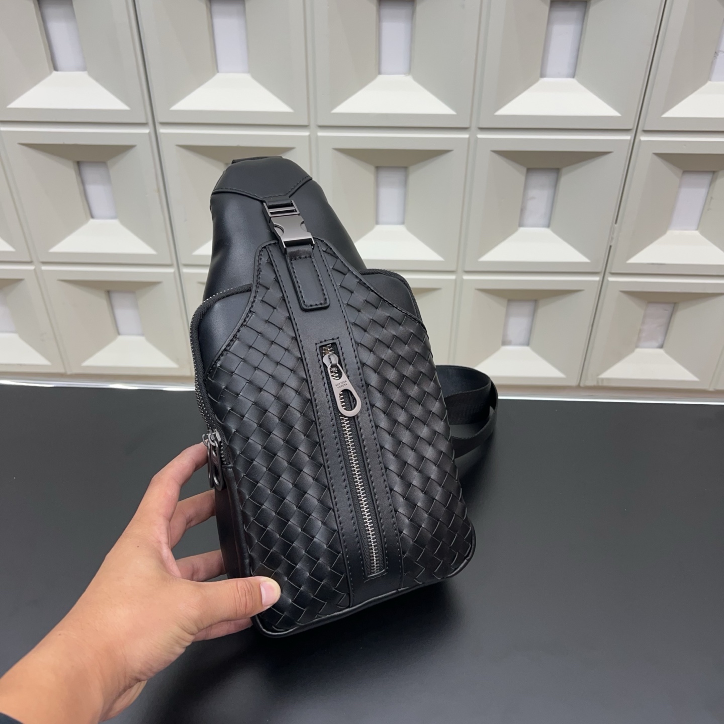 P125 Bottega Veneta 葆蝶家 BV手工编织男士胸包 单肩包 斜挎包 经典百搭 实物拍摄 原厂原版面料 配送防尘袋 礼盒 30 x 16 cm。