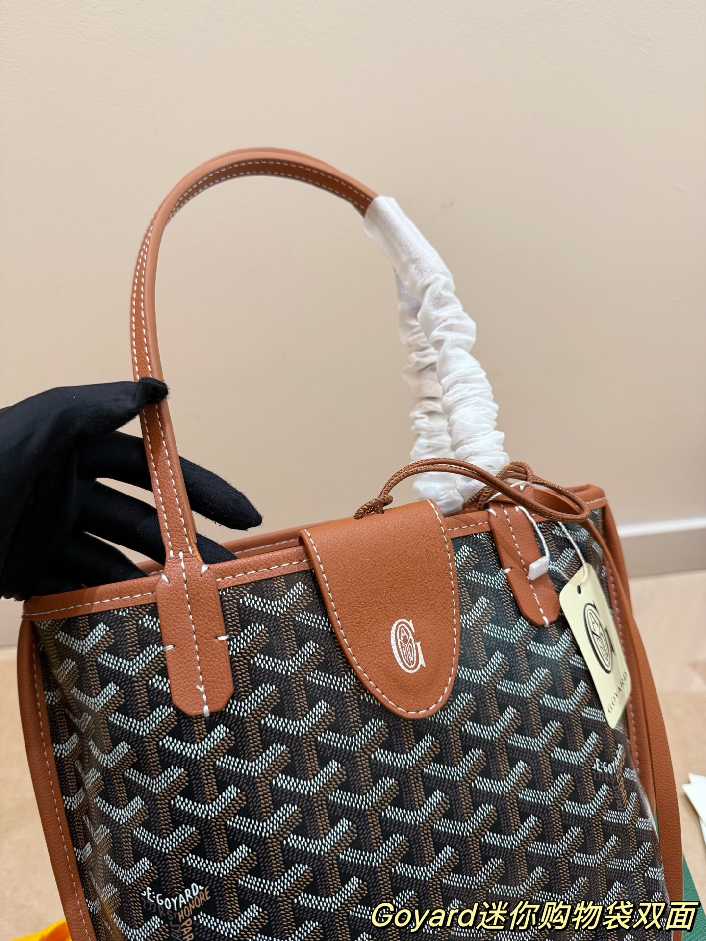 P150 Goyard Goyardine手提包 法国奢侈品牌Goyard的Goyardine手提包，采用经典老花帆布+黑色皮革饰边，简约又超有辨识度t+。独特几何图案，轻便耐用，日常通勤或休闲都很适合!手提+可调节肩带，手提斜挎随心切换，实用又时髦。Goyard以高级定制和精湛工艺闻名，这款包袋收藏价值满满，时尚爱好者必入!20cm配盒子