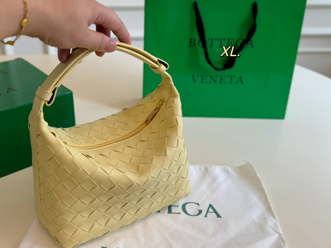 P150（配盒） Bottega Veneta BV新款饭盒包 💕 size:20&times;15 线条简洁，包身柔软 采用编织设计很有辨识度！！！ 百搭好看不过时~