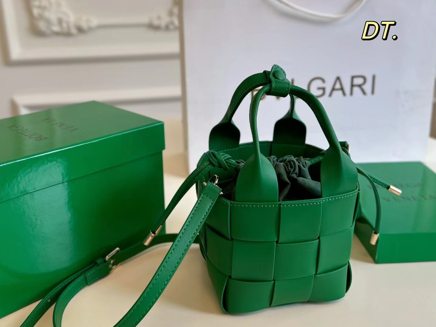 P140（配盒） Bottega Veneta BV新款手提包 💕 size:13&times;13 线条简洁，包身柔软 采用编织设计很有辨识度！！！ 配有肩带，🉑手提可单肩，百搭好看不过时~