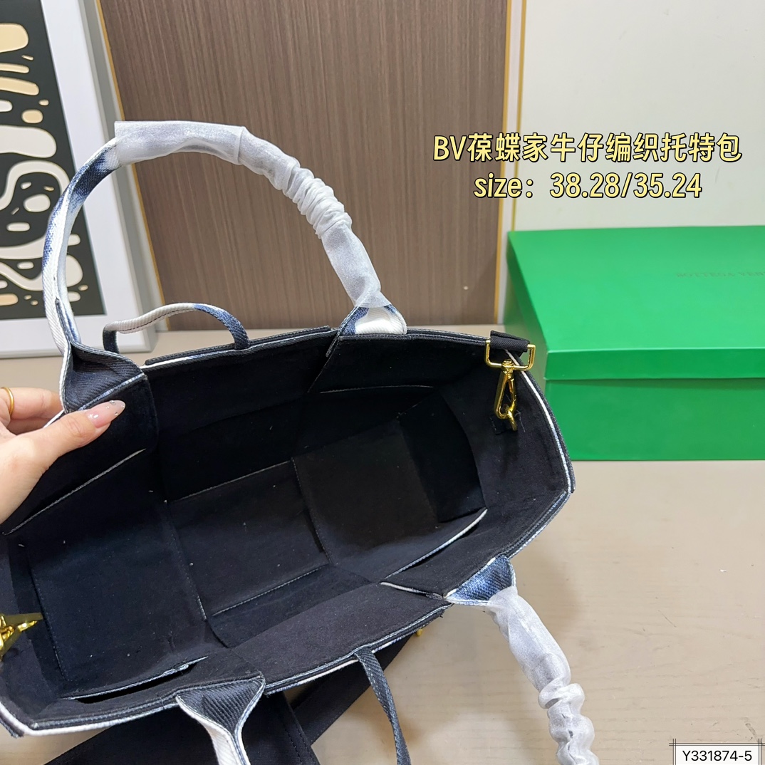 大号💰190 小号💰185 配盒 尺寸38&times;28/35&times;24 BV 葆蝶家 明星同款牛仔编织托特包 每只包都拥有独特的魅力 衬托出整体的高级质感。众多明星上身，多种背法多种造型。