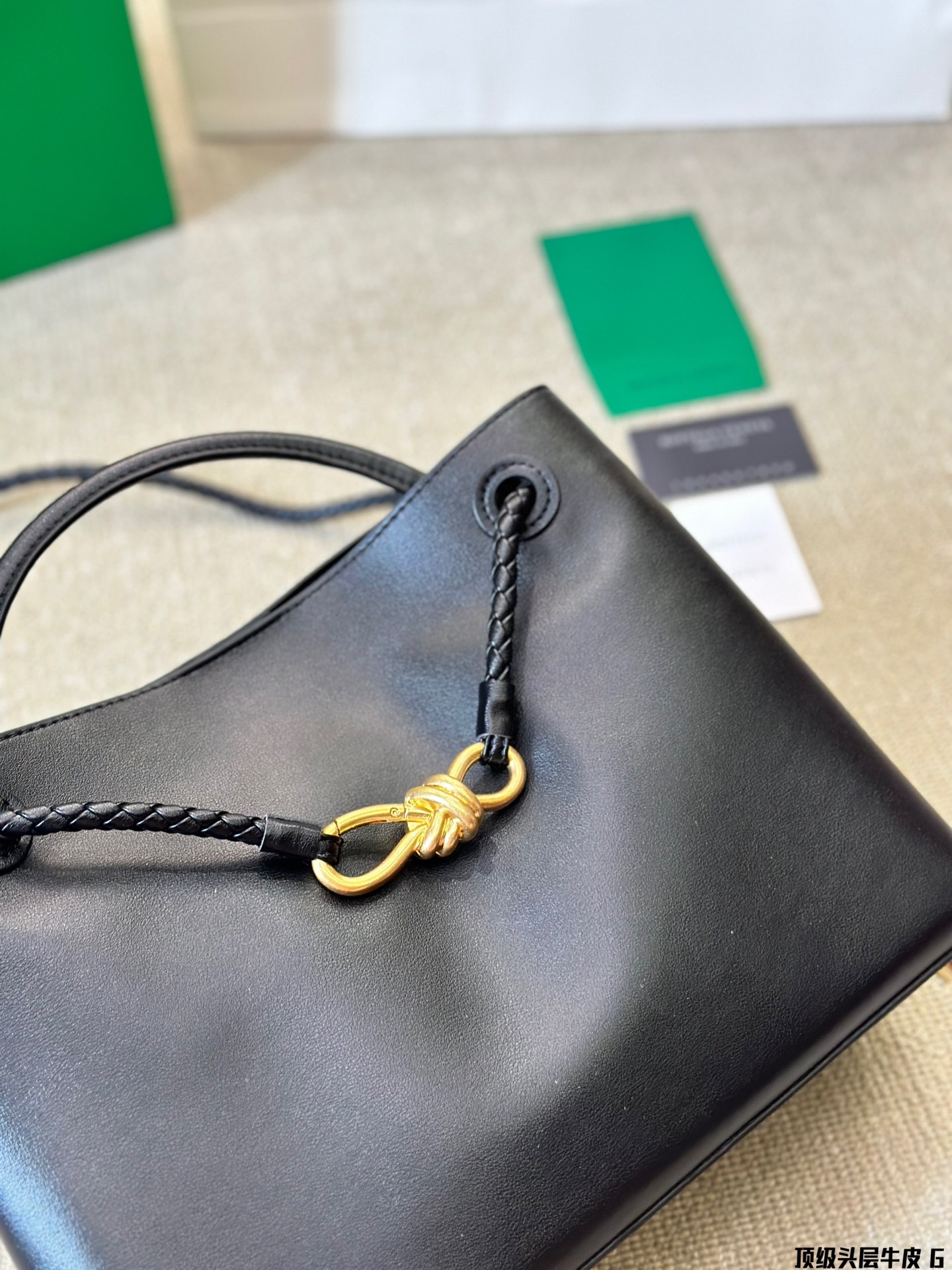 顶级原单 头层皮 p250 BV Chadstone & Andiamo 终于出素面牛皮了 一直以编制艺术出名的BV居然大胆地开始尝试素面 Andiamo了四皮质是经过精心挑选的荷兰小牛皮，触感不夸张的说，真的和婴儿的肌肤一样细腻。不同以往的Andiamo， Bv这次将编制艺术藏在了包包里面，打开包包的时候，才能看到母中号 Andiamo 包有多实用不需要多说了吧，送礼自用都是很好的选择哦 尺寸30 25cm