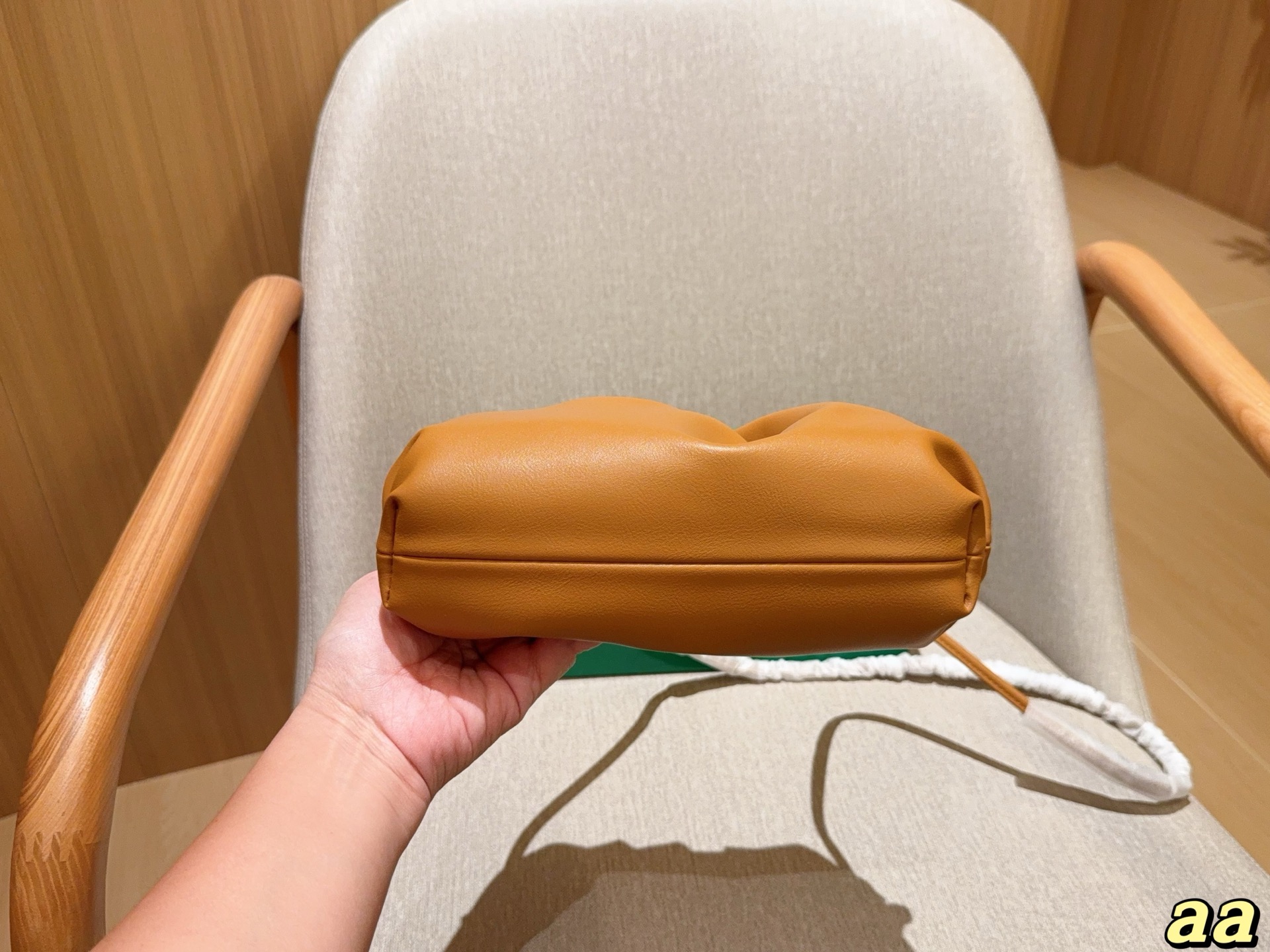 💰140 Bv葆蝶家 可可爱爱的云朵包～单肩 斜挎 手拿完全👌 尺寸：22&times;13&times;5 礼盒包装🎁