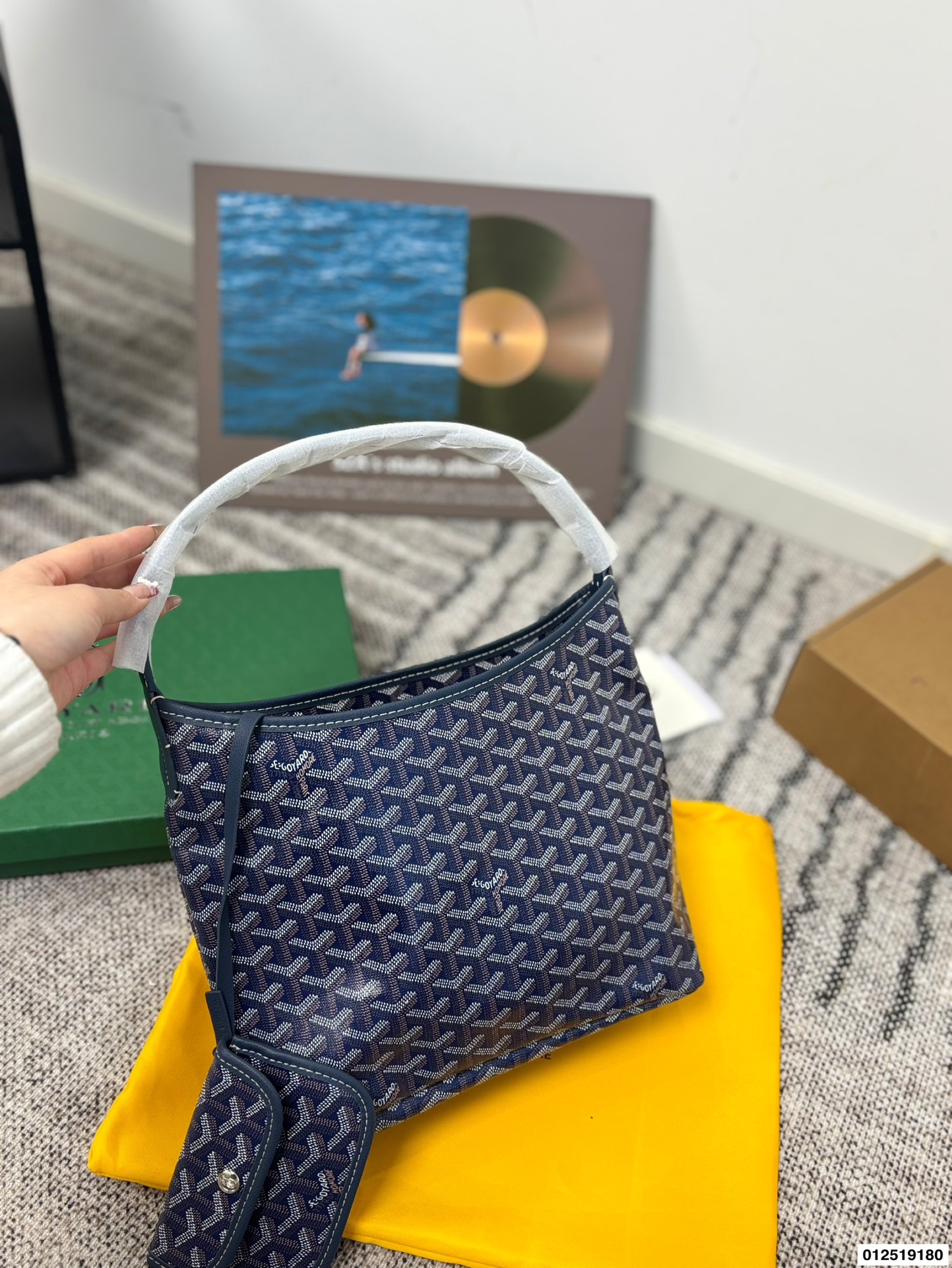 P130配礼盒⚠️尺寸31.30 戈雅腋下托特包 最火爆的狗牙购物袋 打工人的完美通勤包就是它 简直不要太好用!! 容量大 自重超级无敌轻 包型挺拔不容易塌 耐造同时也很低调 简直就是打工人完美的通勤包包 不管是出差还是见客户都超级合适