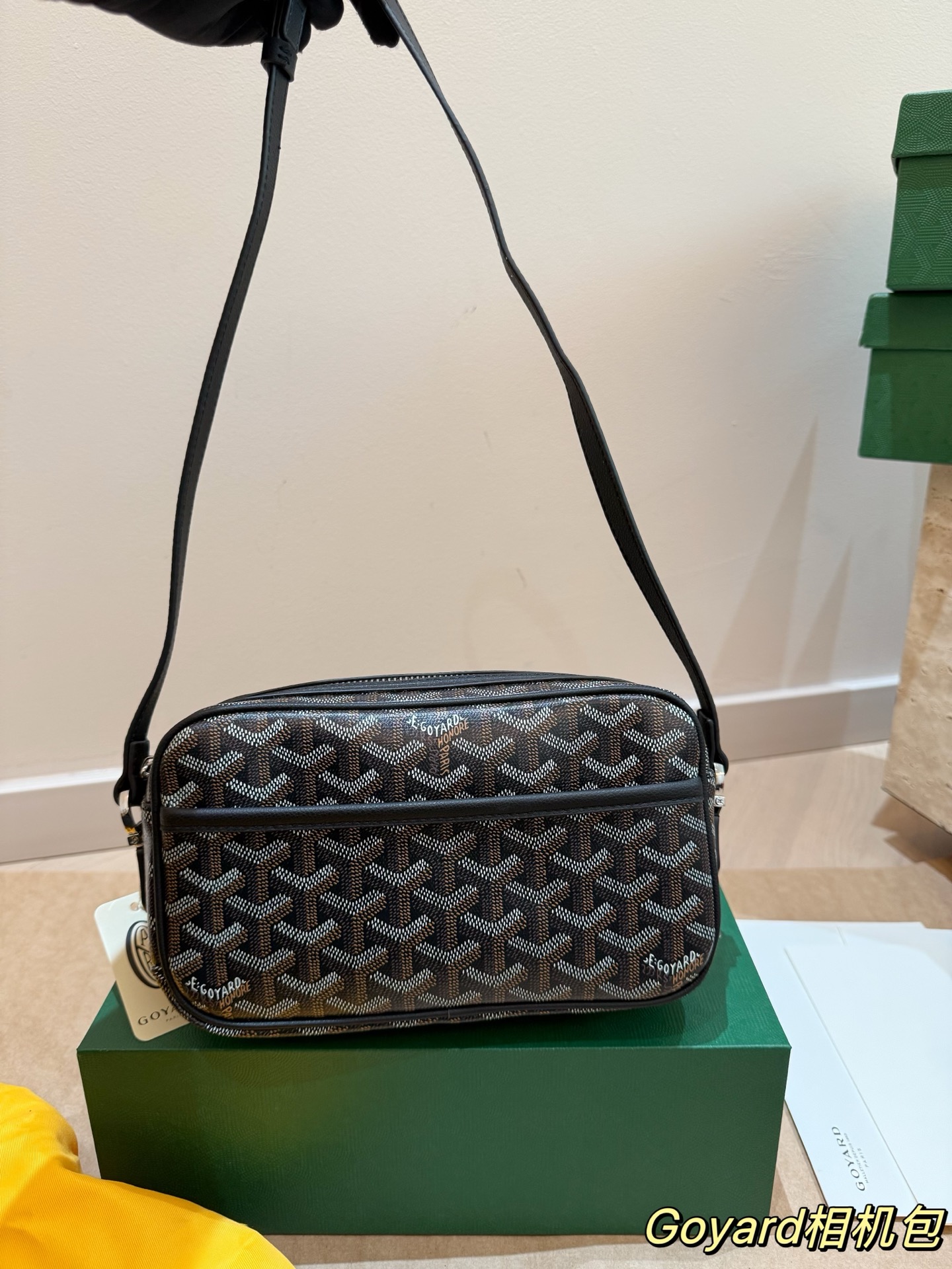 P150 size：24*14cm 戈雅 GOYARD 相机包 男生女生🉑️用！ 上身效果绝绝子~ 日常非常好搭配哦~ 男生女生都可以入手！