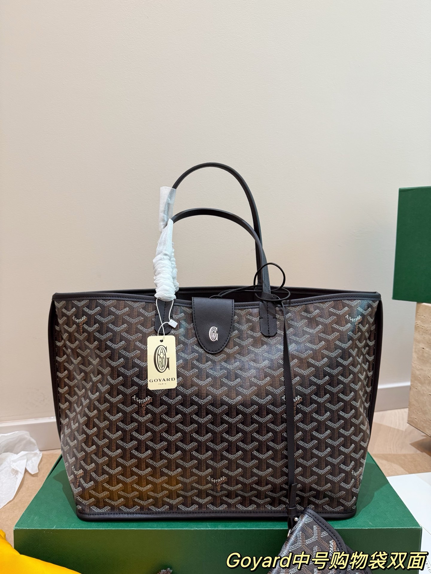 Goyard双面托特包P165 国法国奢侈品牌Goyard的双面托特包,采用经典Y字帆布+黑色皮革饰边,简约又超有辨识度+。双面设计,随心切换风格,附带小卡包超实用!尺寸适中,通勤、短途出行都很OK。限定款彩绘位置和颜色都是随机的,收藏价值满分。帆布材质轻便耐用,但记得别用普通内胆包,可能会刮伤内衬哦! 47×27×16配盒子