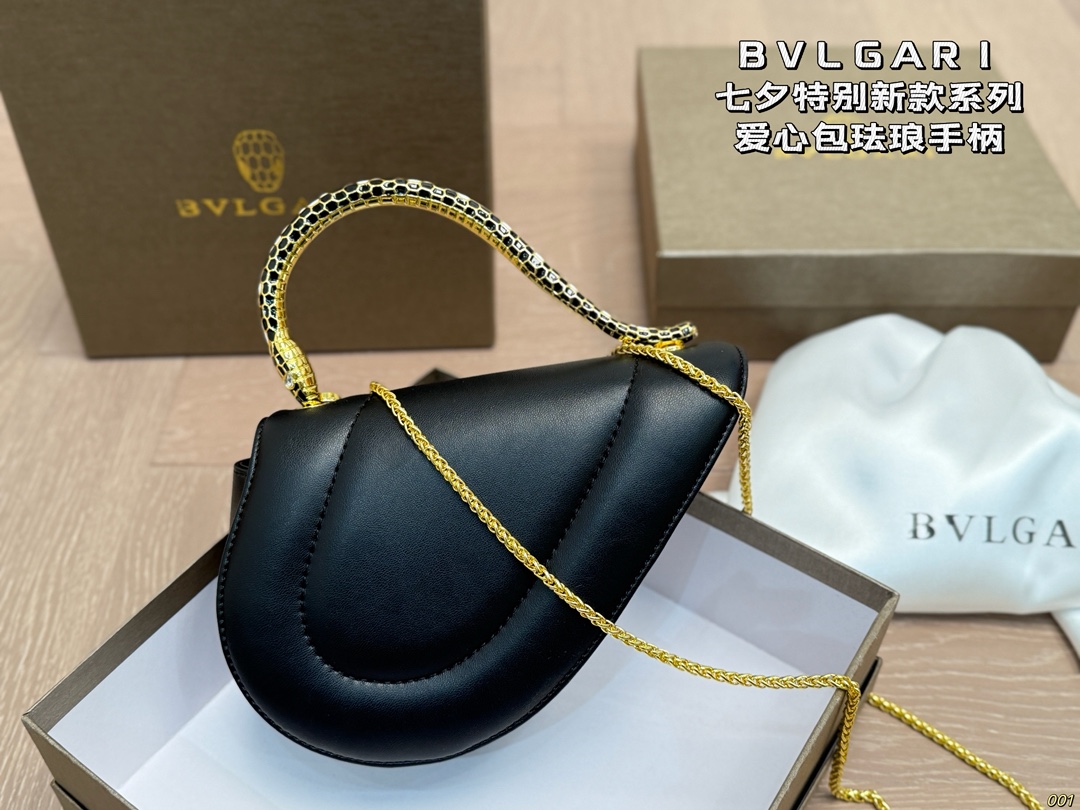 &yen;140配盒 宝格丽BVLGARI｜七夕，把爱&ldquo;握&rdquo;在手心🐍❤️ 今年七夕，宝格丽用一只包写满浪漫情书！Serpenti Cuore 1968手提包，堪称&ldquo;包界丘比特&rdquo;&mdash;&mdash; ✨ 半颗心形包身 + 半颗珐琅灵蛇手柄 =一整颗怦然心动的爱心！ 灵感源自1968年传奇珠宝腕表，复刻中古美学，却把甜蜜玩出新高度。 尺寸19 14