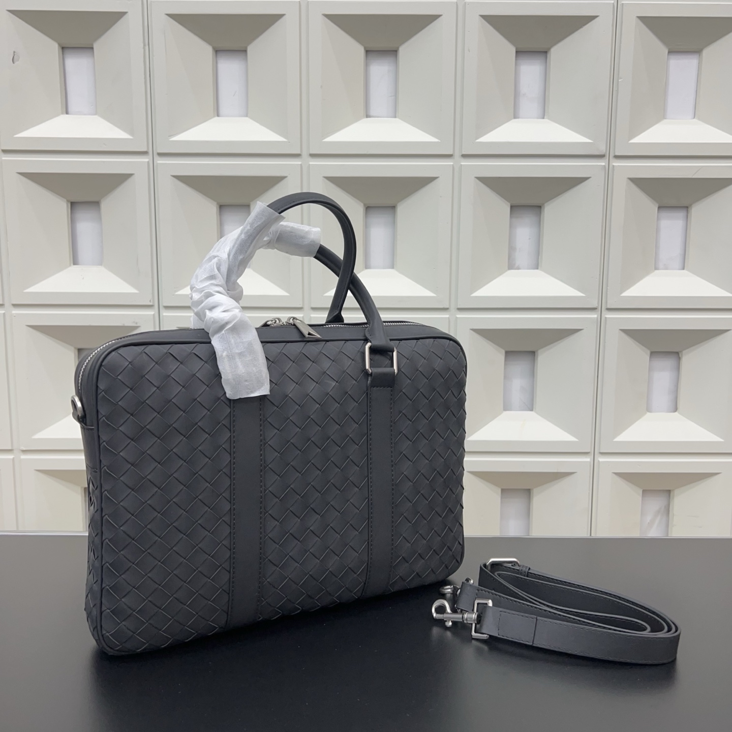 P160 Bottega Veneta 葆蝶家 商务休闲手工编织bv 男士公文包 手提斜挎包 经典百搭 实物拍摄 原厂原版面料 配送防尘袋 37 x 27cm