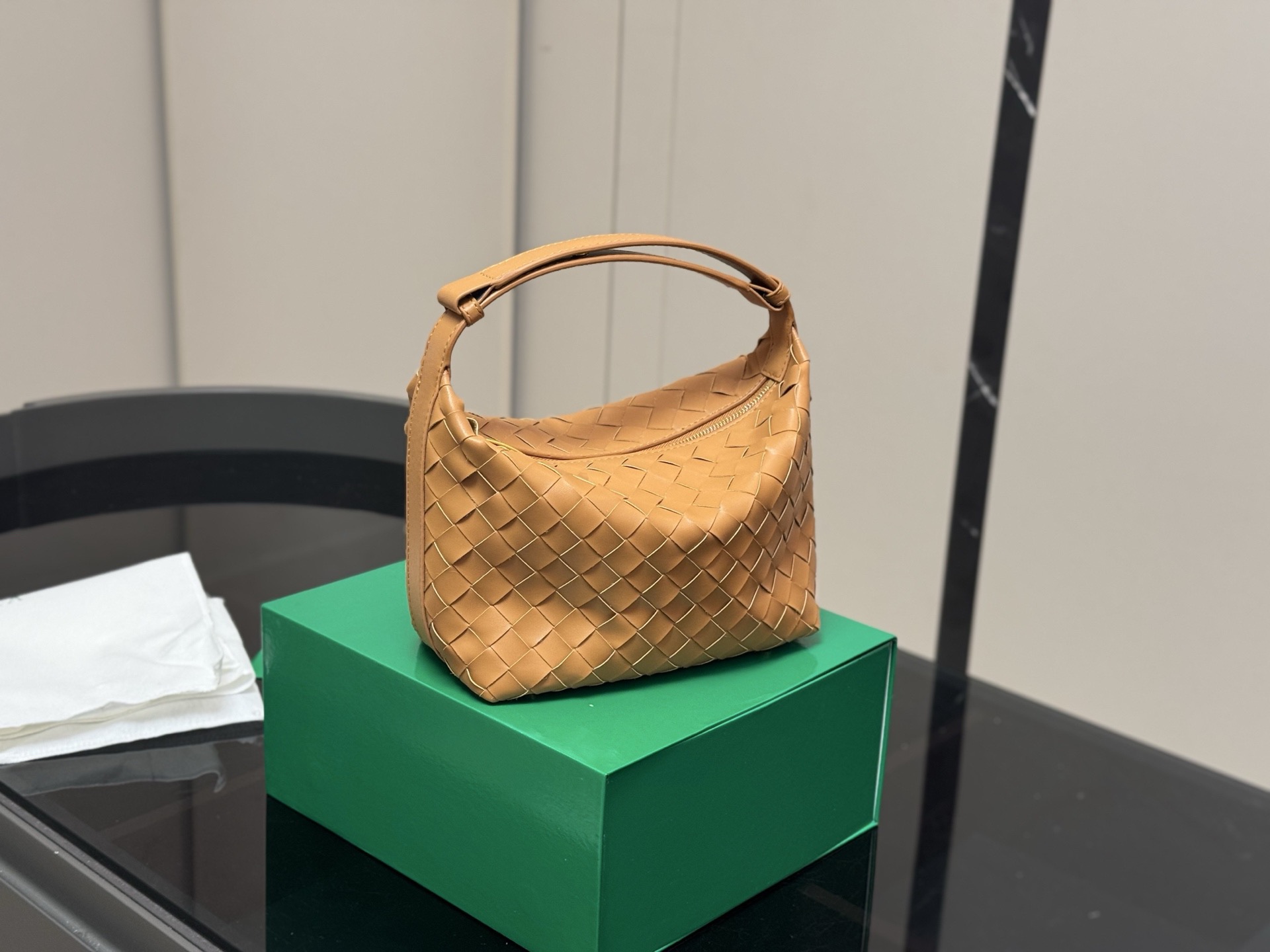 &yen;155 配盒 size：20*14cm bv 的便当包 也太可爱了趴.... 将BV爆款便当包再度升级， 这款设计真的是又A又温柔， 轻盈超舒服 牛皮品质