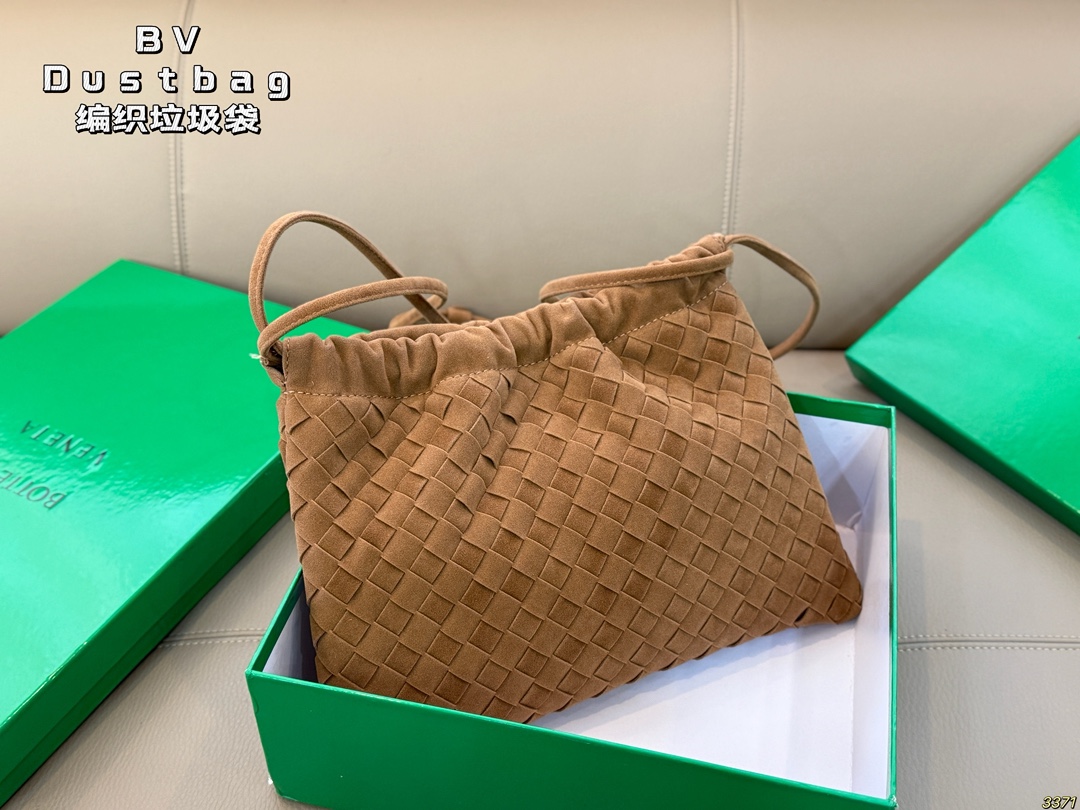 &yen;150配盒 BV Dustbag 编织垃圾袋 这只编织垃圾袋真的是今年新款的最爱了 肩带可以调节，单肩斜挎都可 最重要的是，真的很实用！！ 打工人实名爱了，真的好好背 尺寸30 22