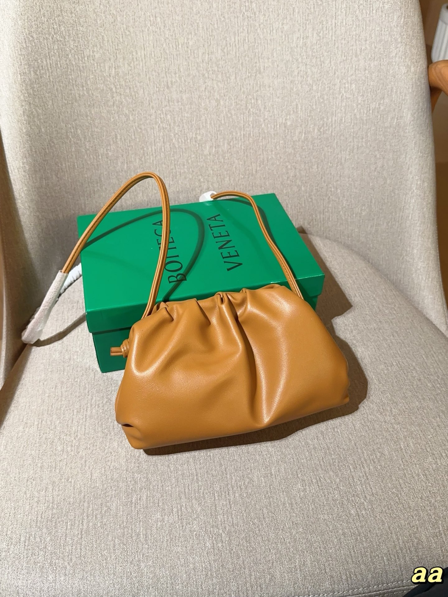 💰140 Bv葆蝶家 可可爱爱的云朵包～单肩 斜挎 手拿完全👌 尺寸：22&times;13&times;5 礼盒包装🎁