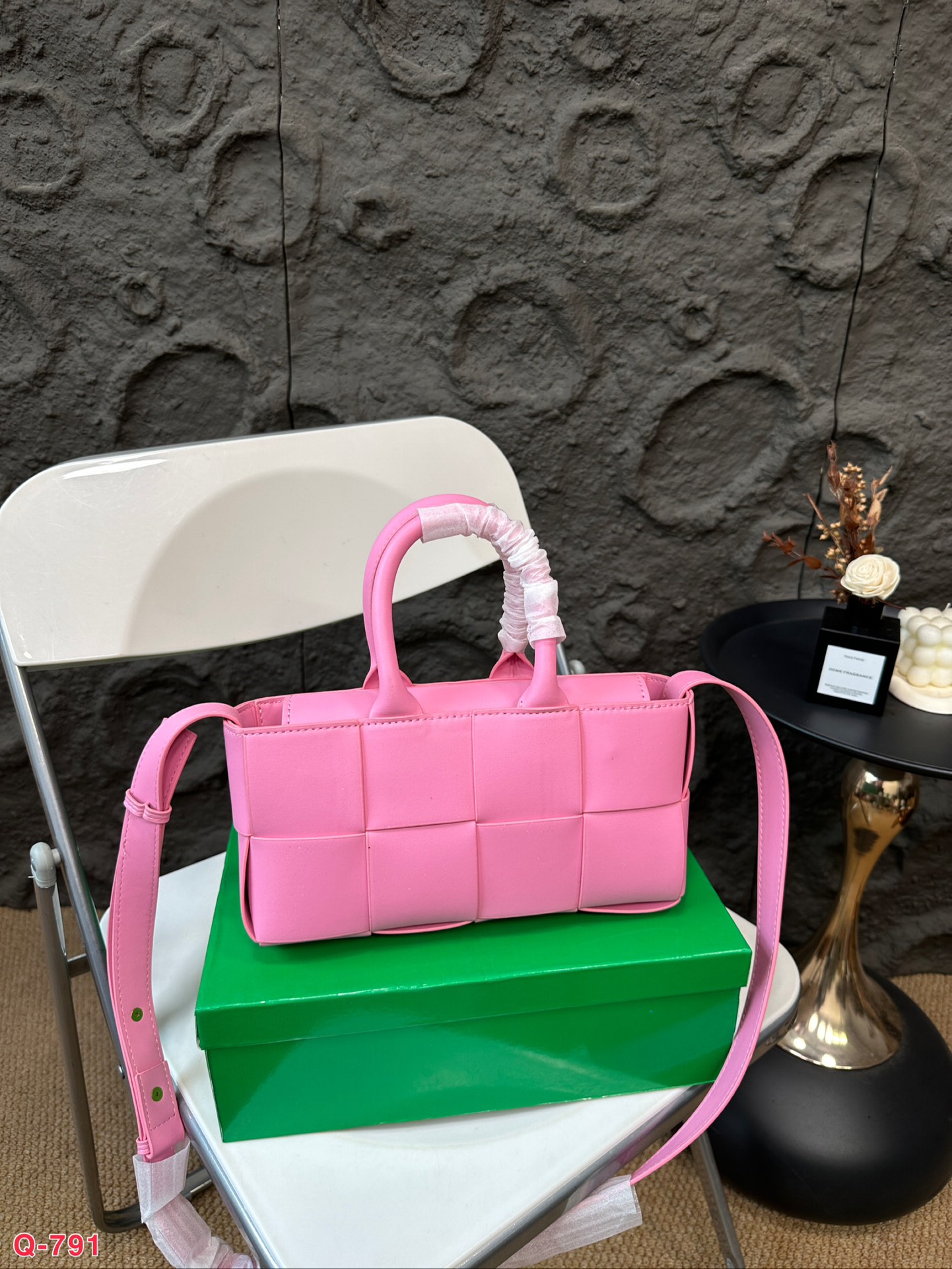 💰140 配礼盒 BV编织购物袋新款托特手袋 Bottega Veneta 春夏新款购物袋。实物非常美，很飒！ 自重非常非常轻！！通勤完全无压力！！ 总之一切刚刚好！ 尺寸25.13cm