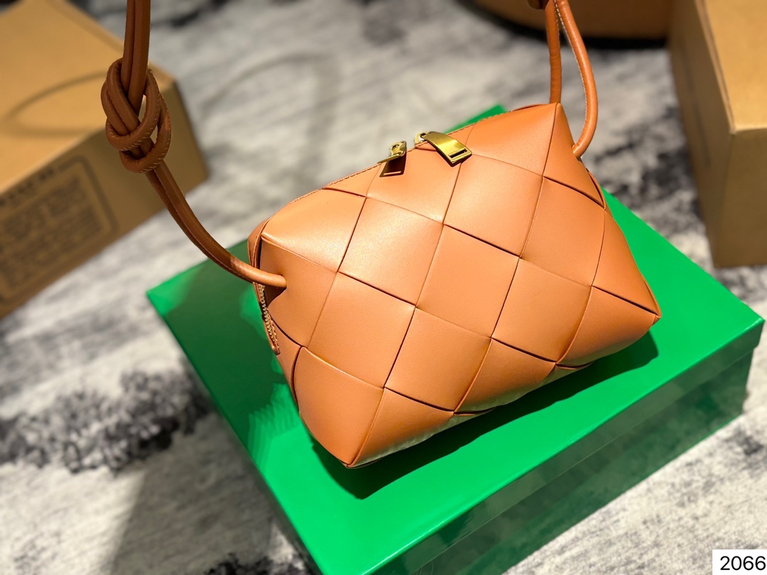 P135 配盒子 Bv 新款 编织 方包 也太可爱了趴....将BV爆款 全新再度升级，这款设计真的是又A又温柔，轻盈超舒服尺寸：14 14