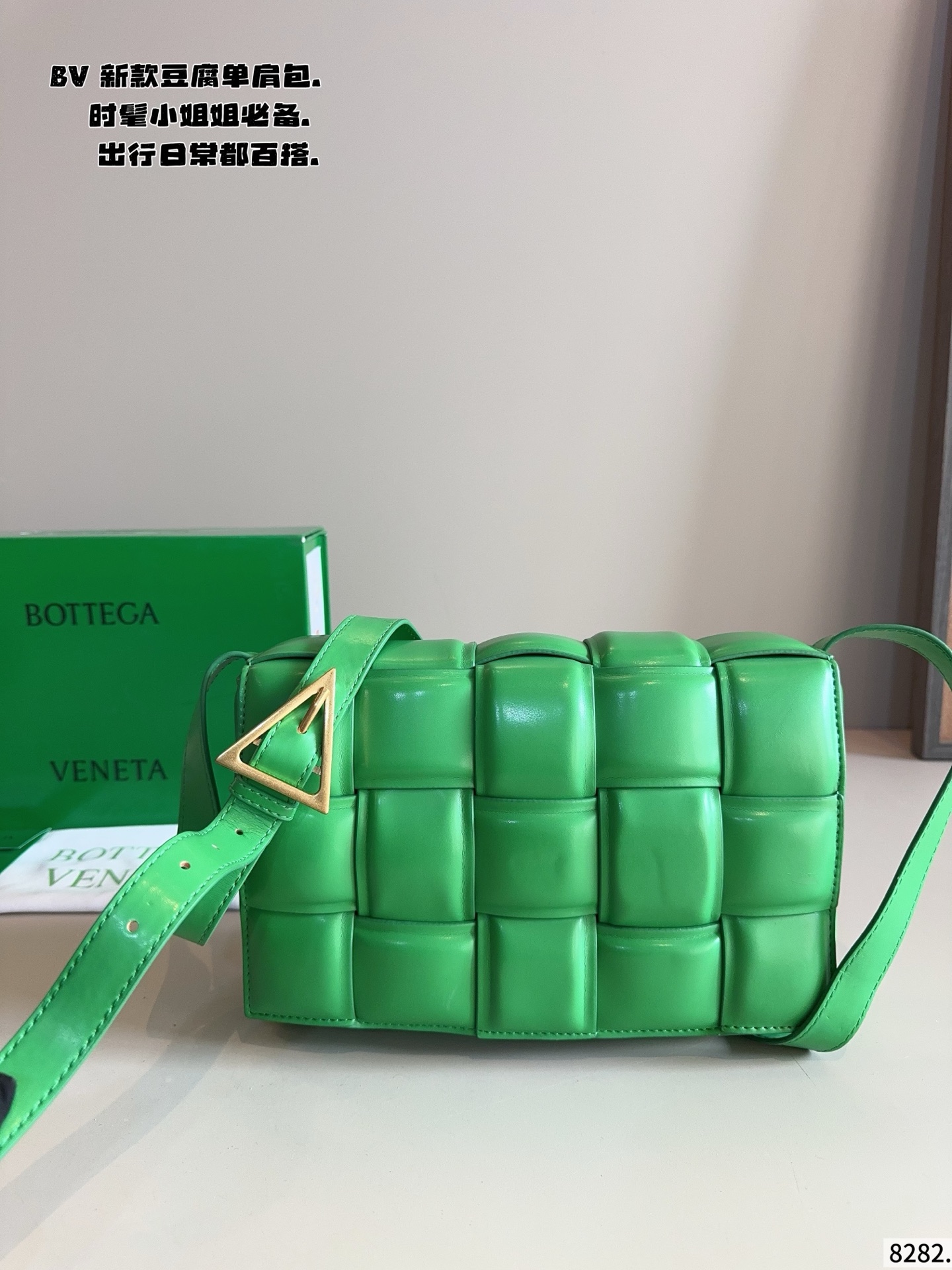 p190配礼盒🎁. 秋冬适配度一百昏！bv cas sette豆腐包斜挎 bv cas sette小羊皮卡带包枕头包斜挎包 天气一冷很喜欢软乎乎胖墩墩存在感很强的包包， 收起小废包，秋冬就是枕头包的主场！ 枕头包的代表包包&mdash;&mdash;bv cas sette尺寸：27*7*17cm