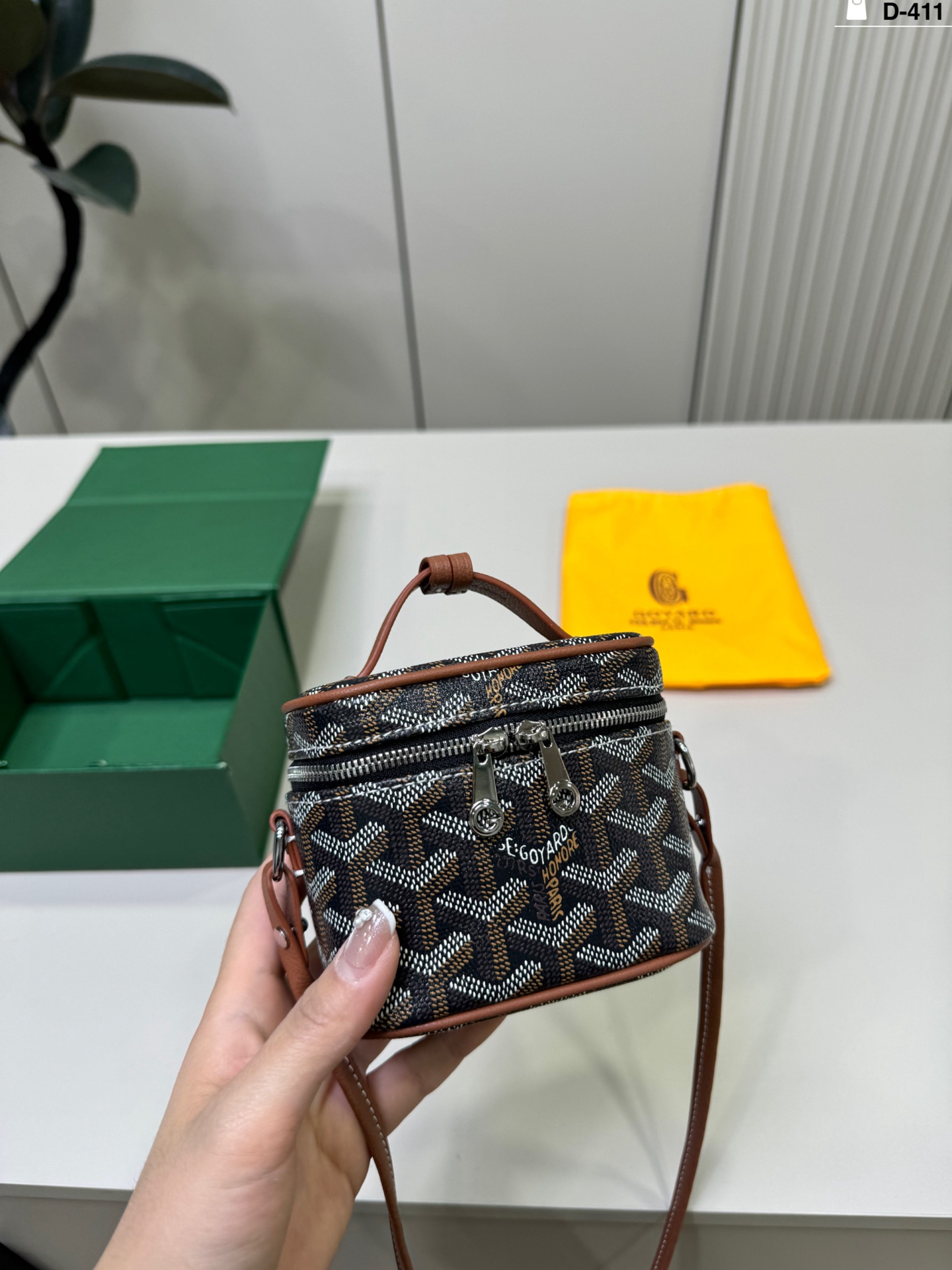 💰p160 D-411尺寸12&times;7折叠盒 Goyard戈雅 Muse Nano 盒子包 迷你尺寸，日常出街超方便。可拆卸肩带，手提，斜挎都OK，灵活百搭!Nano系列小巧轻盈，亮色设计点亮穿搭，秋冬深色系也能轻松驾驭，实用又时髦，是Goyard热门单品之一