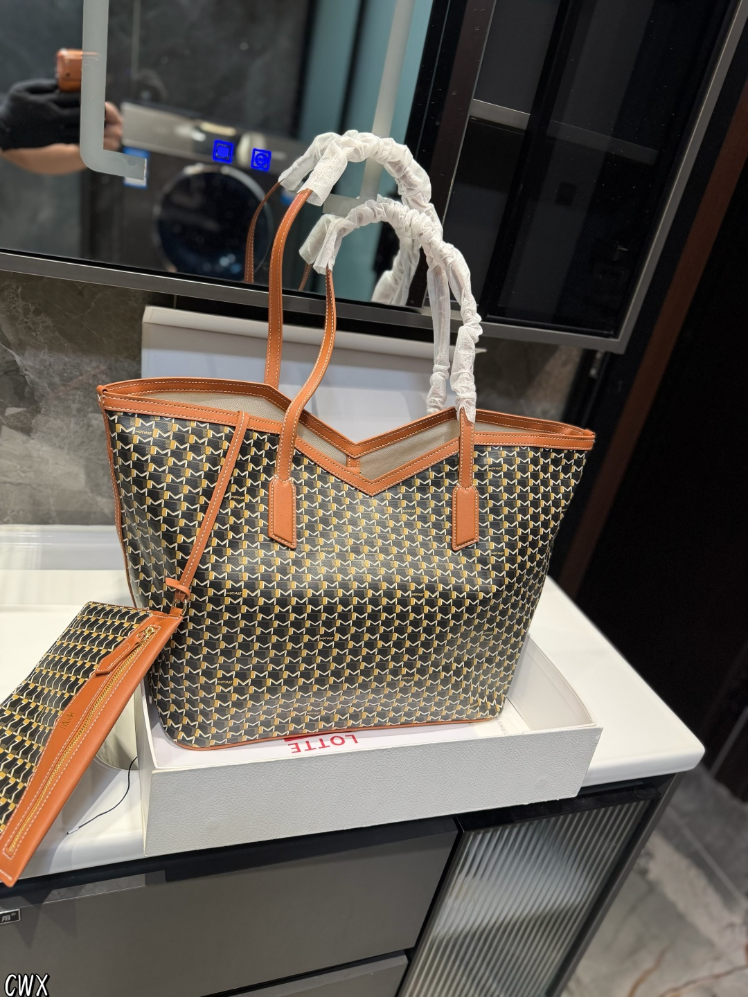 ❤️P225P215P205(礼盒包装)❤️ Moynat全新推出ーM Canvas 重磅推出全新系列 黑白M帆布新品NEw 创新贝母涂层 珍珠般的光泽感 通勤/出街/旅行/出差 都能满足 尺寸大37 27中32 23小28 20cm