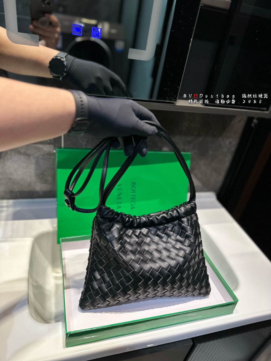 ❤️P140（礼盒包装）❤️ BV Dustbag 编织垃圾袋 这只编织垃圾袋真的是今年新款的最爱了 肩带可以调节，单肩斜挎都可 最重要的是，真的很实用！！ 打工人实名爱了，真的好好背⚠️尺寸30.22