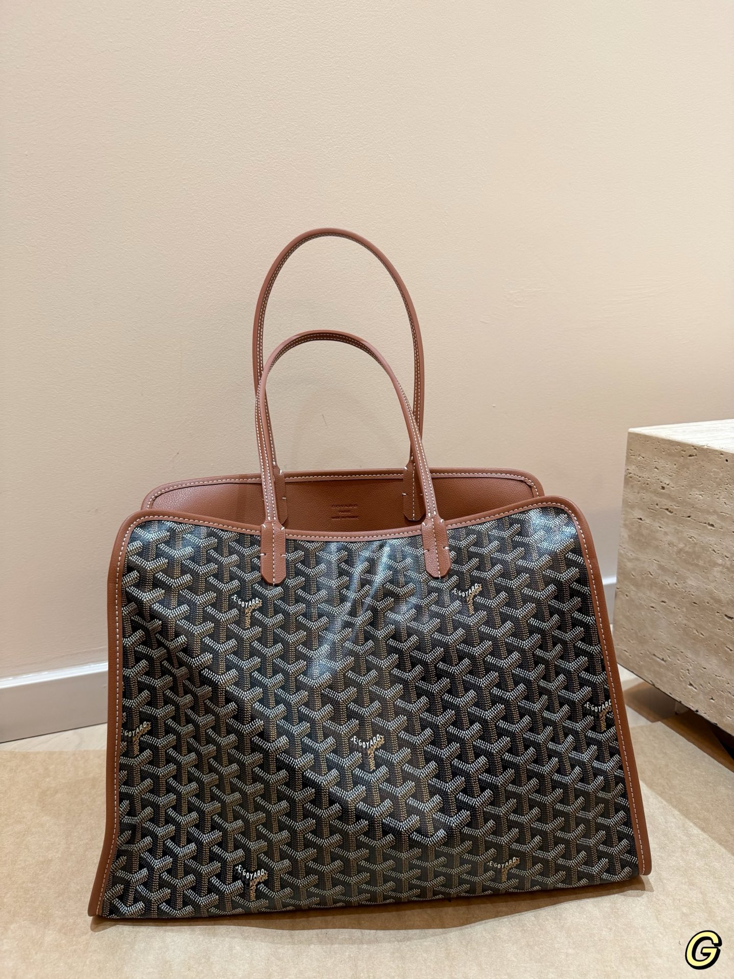 P180 无盒 size：40*30cm goyard 戈雅hardy 出差神包! 非常能装也很耐脏哦！ 如果要挑一支大包装下我的全世界那就是goyard hardy 了 非常的能装， 笔记本电脑上完全没有问题 tote能装下的她都可以~