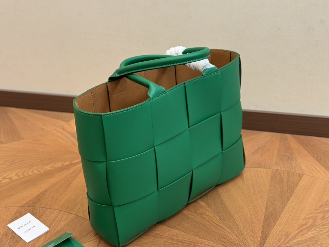 &yen;145 size：37.18cm bv 编织购物袋 它是这一季中性价比➕实用性最棒的一只包包！ 内置拉链小包！ 容量非常OK