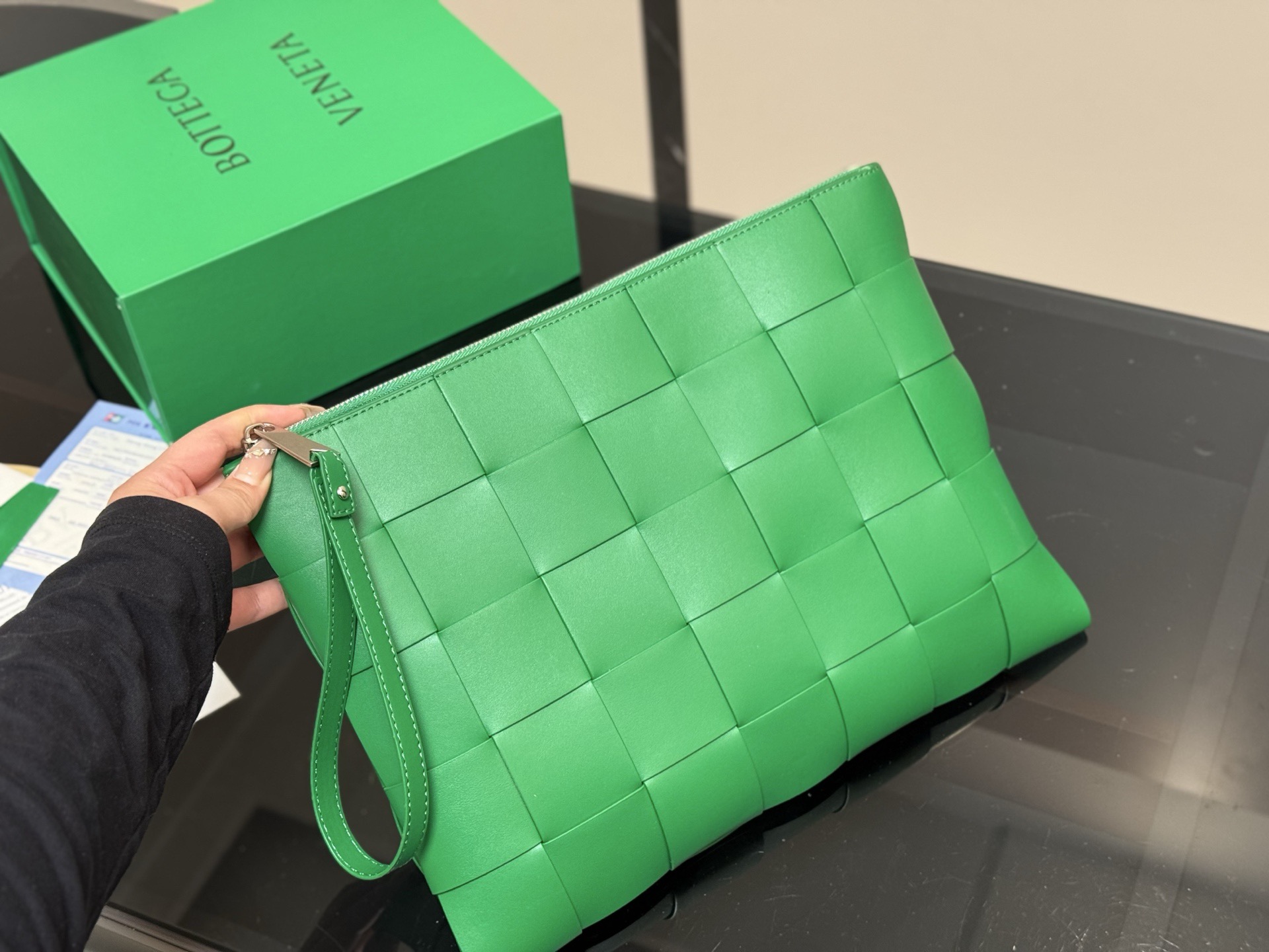 &yen;130 无盒 size：34*25cm Bottega Veneta cassette Bv I手拿包！ 海绵宝宝！ 细腻〰️光滑〰️ 最重要是整个包的蓬度， 每个方块必须做到圆润又饱满才算合格！