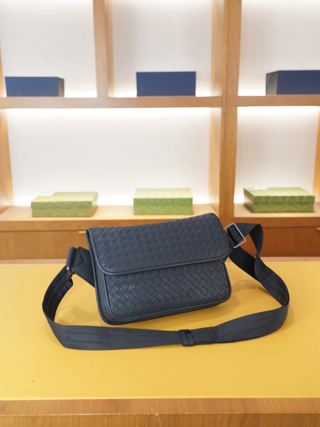 P120 🇮🇹 葆蝶家 官网同步 高版本 斜挎单肩腰包 永恒不过时的标志性产品 纯原单小牛皮 顶级五金制作 非市面普通版本 今年BV最爱的款式 全部实拍 实用性非常高 完全不用担心穿搭【规格：25x17x4】