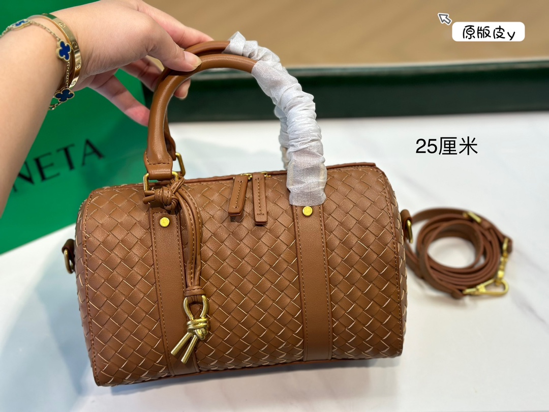 &yen;220牛皮 Bv编织✅真的是当家花旦诶！ 怎么随便上身都这么好看啊？正式休闲都不在话下友友们快点给我下手！我不允许美女没有拥有这款包尺寸25cm