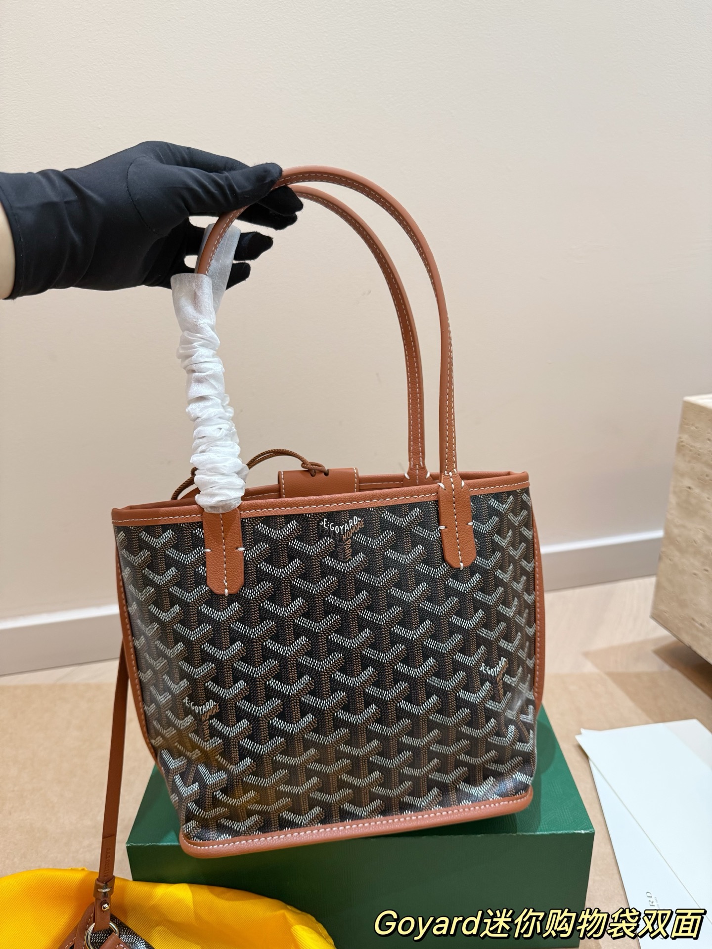 P150 Goyard Goyardine手提包 法国奢侈品牌Goyard的Goyardine手提包，采用经典老花帆布+黑色皮革饰边，简约又超有辨识度t+。独特几何图案，轻便耐用，日常通勤或休闲都很适合!手提+可调节肩带，手提斜挎随心切换，实用又时髦。Goyard以高级定制和精湛工艺闻名，这款包袋收藏价值满满，时尚爱好者必入!20cm配盒子