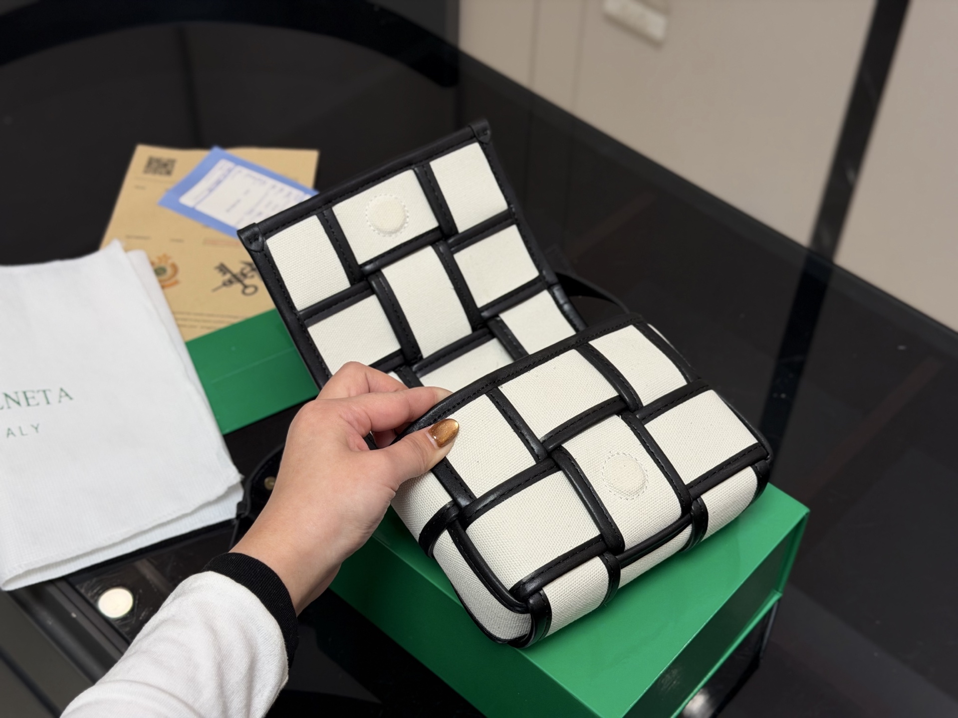 &yen;120 配盒 size：16.12cm Bv 新品手袋 CASSETTE手袋 真滴很高级！ 被吹爆的小可爱！