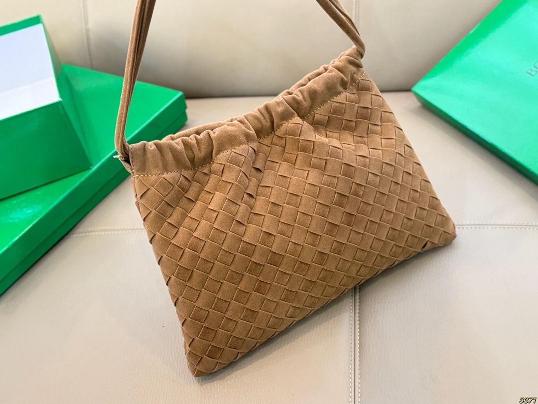 &yen;150配盒 BV Dustbag 编织垃圾袋 这只编织垃圾袋真的是今年新款的最爱了 肩带可以调节，单肩斜挎都可 最重要的是，真的很实用！！ 打工人实名爱了，真的好好背 尺寸30 22