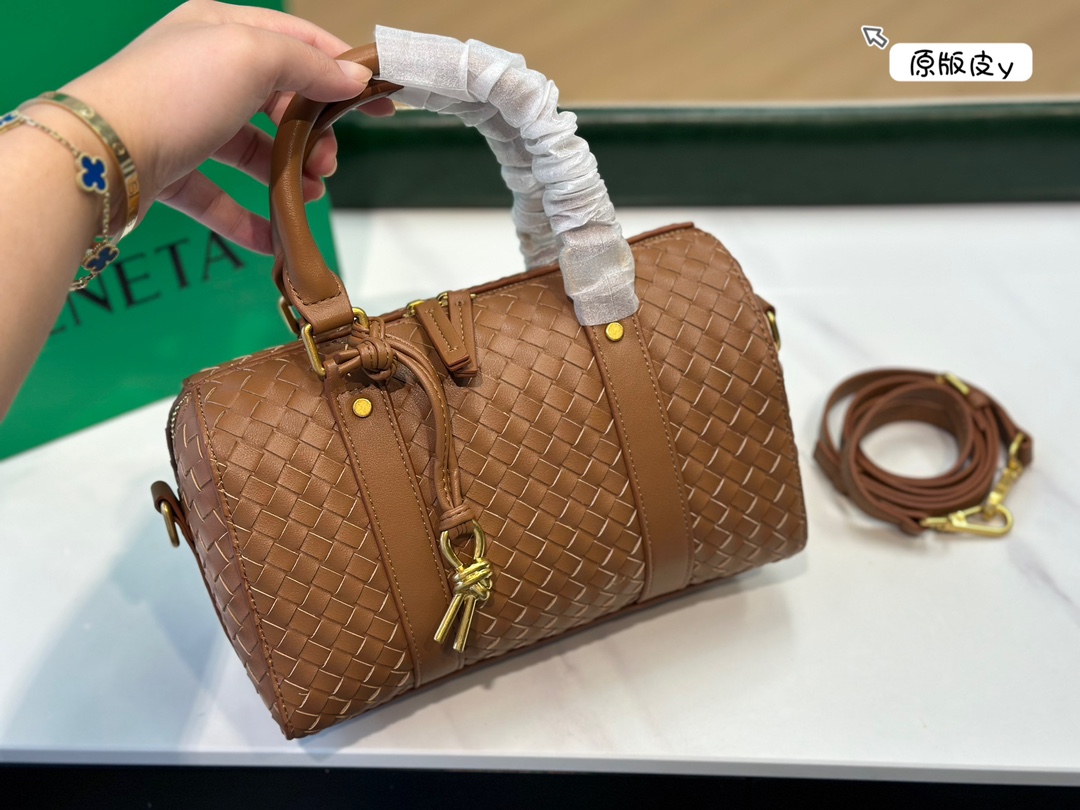 &yen;220牛皮 Bv编织✅真的是当家花旦诶！ 怎么随便上身都这么好看啊？正式休闲都不在话下友友们快点给我下手！我不允许美女没有拥有这款包尺寸25cm