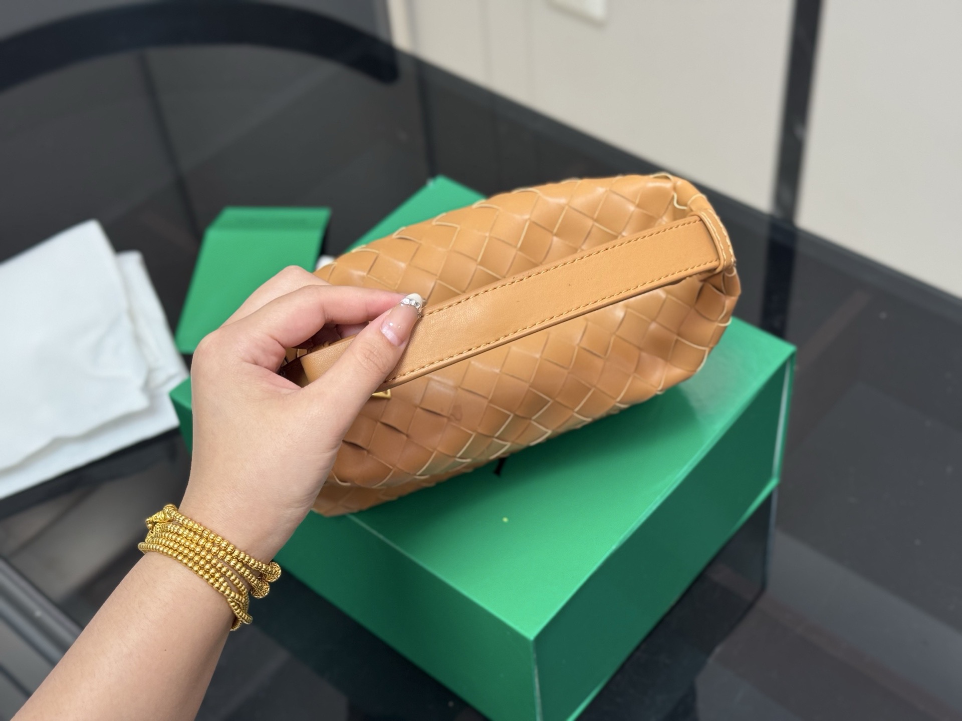 &yen;155 配盒 size：20*14cm bv 的便当包 也太可爱了趴.... 将BV爆款便当包再度升级， 这款设计真的是又A又温柔， 轻盈超舒服 牛皮品质