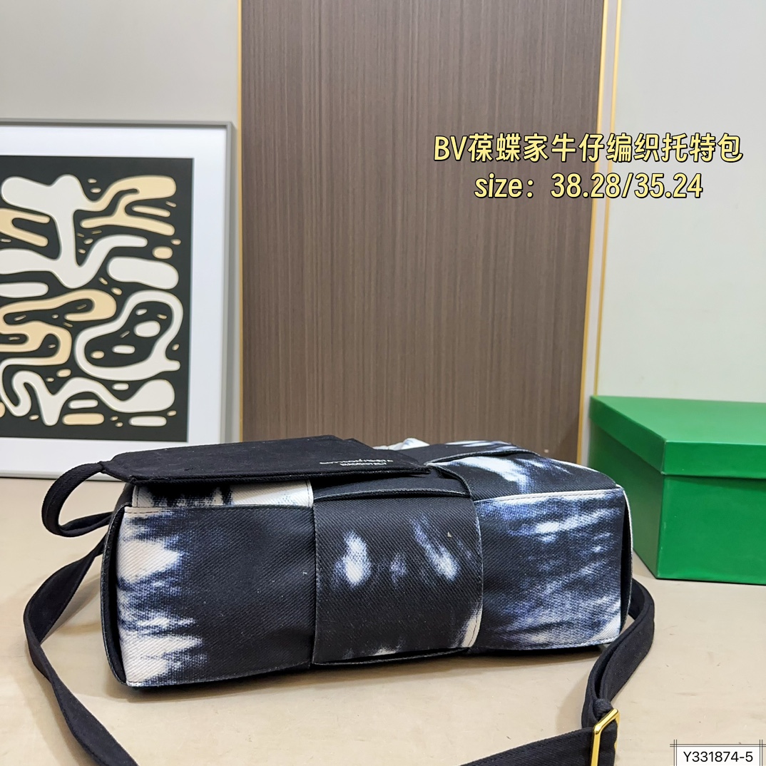 大号💰190 小号💰185 配盒 尺寸38&times;28/35&times;24 BV 葆蝶家 明星同款牛仔编织托特包 每只包都拥有独特的魅力 衬托出整体的高级质感。众多明星上身，多种背法多种造型。