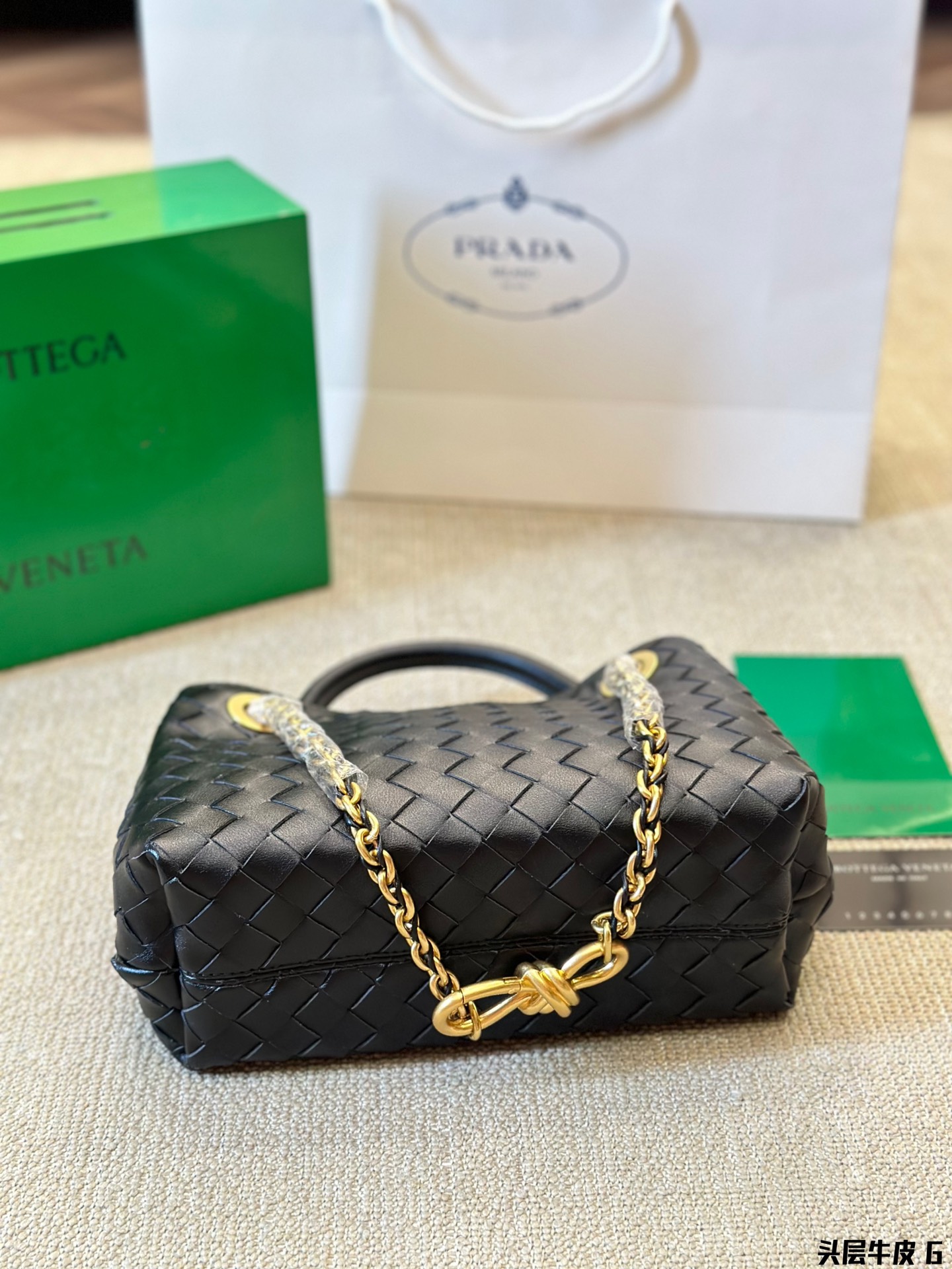 头层牛皮 p250 Bottega veneta Bv高级 Cassette手袋 编织托特包 新款，简洁的线条，柔软的包身，并且相当实用，街头巷尾它的身影无处不在，牛皮🐂 也成为经典款IT bag之一 万众追，这款包一出就风靡全球 流行，如今粉丝群依然很强大，因为它实在太衬托气质了，包再多也要给自己留一个！尺寸：28 22cm