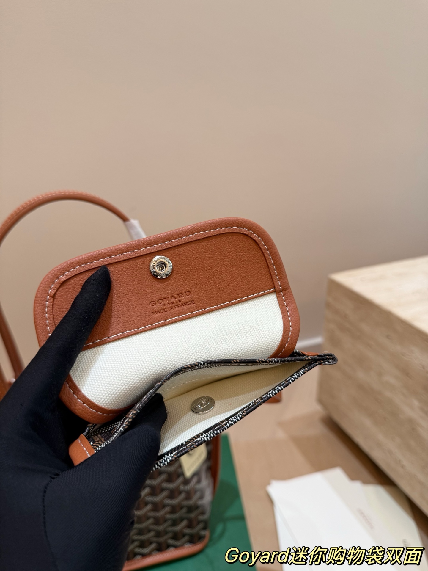 P150 Goyard Goyardine手提包 法国奢侈品牌Goyard的Goyardine手提包，采用经典老花帆布+黑色皮革饰边，简约又超有辨识度t+。独特几何图案，轻便耐用，日常通勤或休闲都很适合!手提+可调节肩带，手提斜挎随心切换，实用又时髦。Goyard以高级定制和精湛工艺闻名，这款包袋收藏价值满满，时尚爱好者必入!20cm配盒子