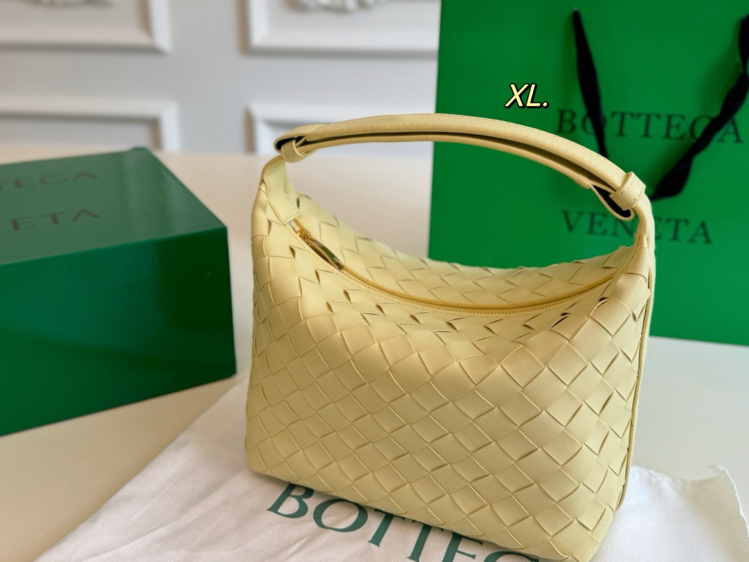 P150（配盒） Bottega Veneta BV新款饭盒包 💕 size:20&times;15 线条简洁，包身柔软 采用编织设计很有辨识度！！！ 百搭好看不过时~