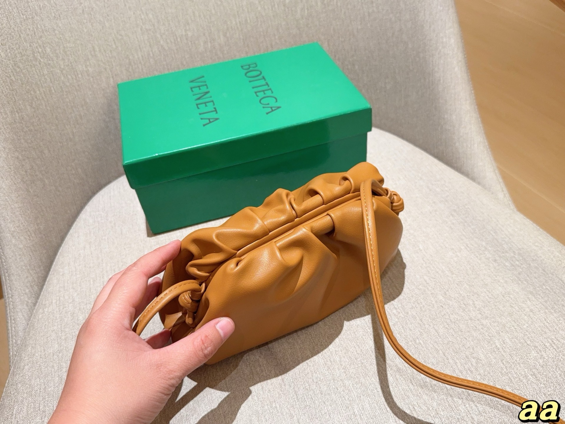 💰140 Bv葆蝶家 可可爱爱的云朵包～单肩 斜挎 手拿完全👌 尺寸：22&times;13&times;5 礼盒包装🎁