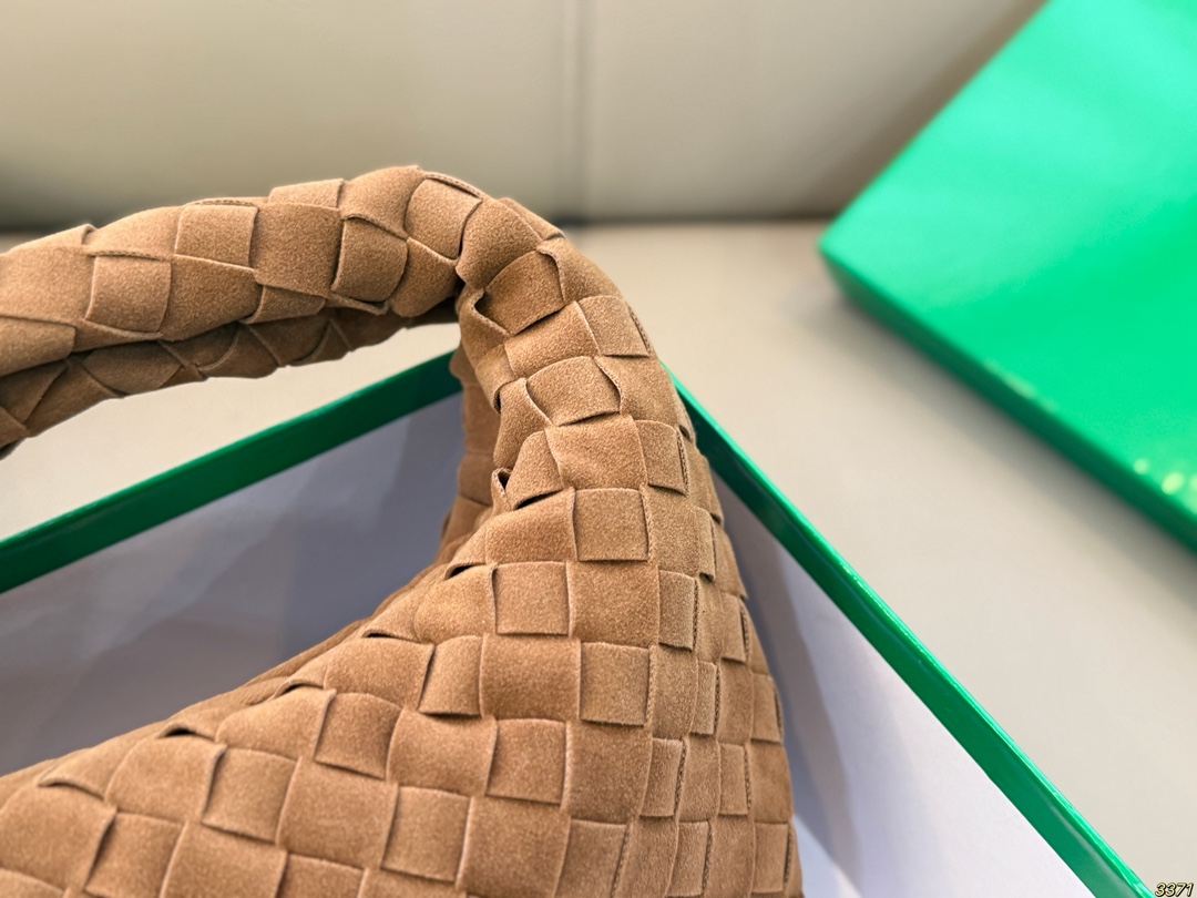 &yen;150配盒 BV编织包手挽包 搭配休闲风的穿搭 舒适又有活力超级耐看 尺寸25 15