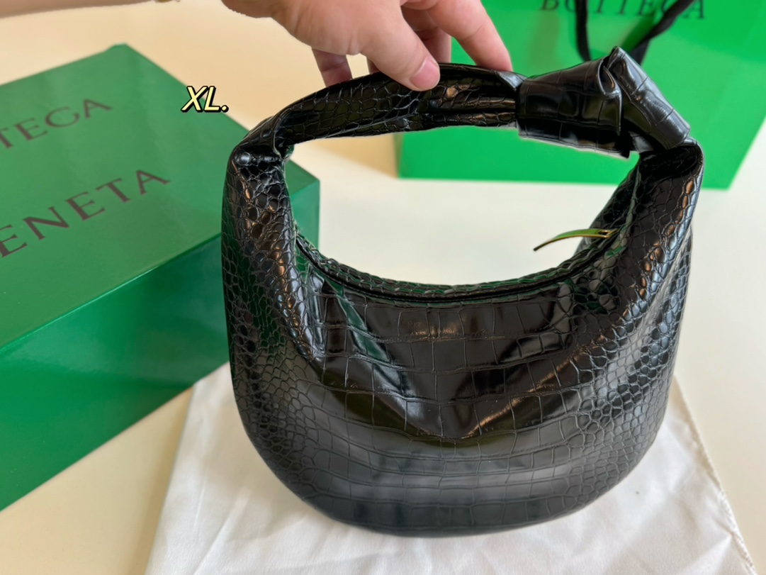 P115（配盒） Bottega Veneta BV新款jodie手提袋💕 size:25&times;16 包身轻，容量超🉑 百搭好看不过时~ 实物上身效果超绝！！！！