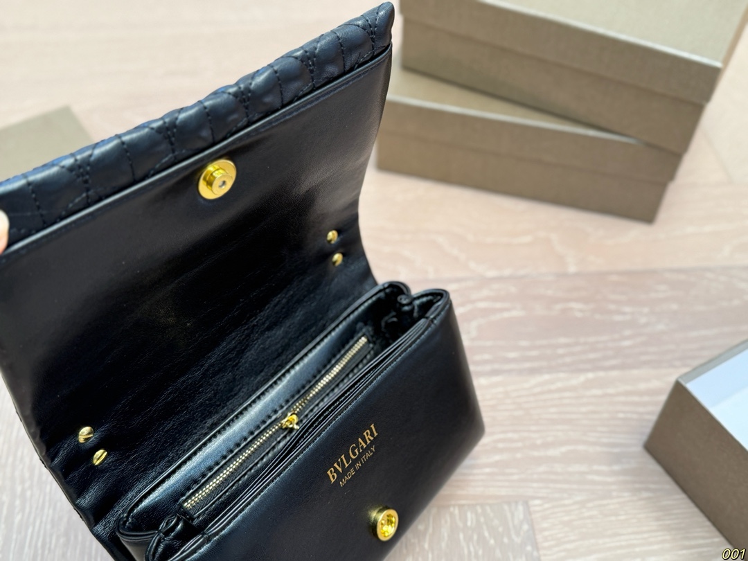 &yen;135配盒 宝格丽 Bvlgari蛇头包 ⚠️顶级原单 不愧是开挂般的存在 包身轻便 百搭 给予满满的高级感 尺寸21 13